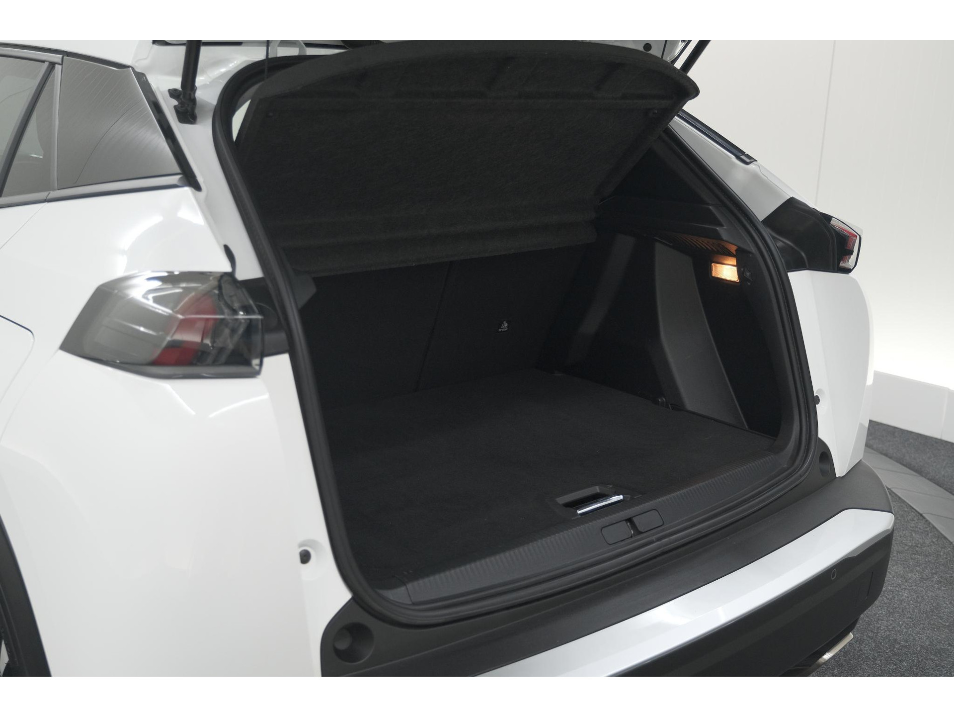 Peugeot 2008 PureTech 130 Allure | Trekhaak | Camera | Navigatie | Parkeersensoren