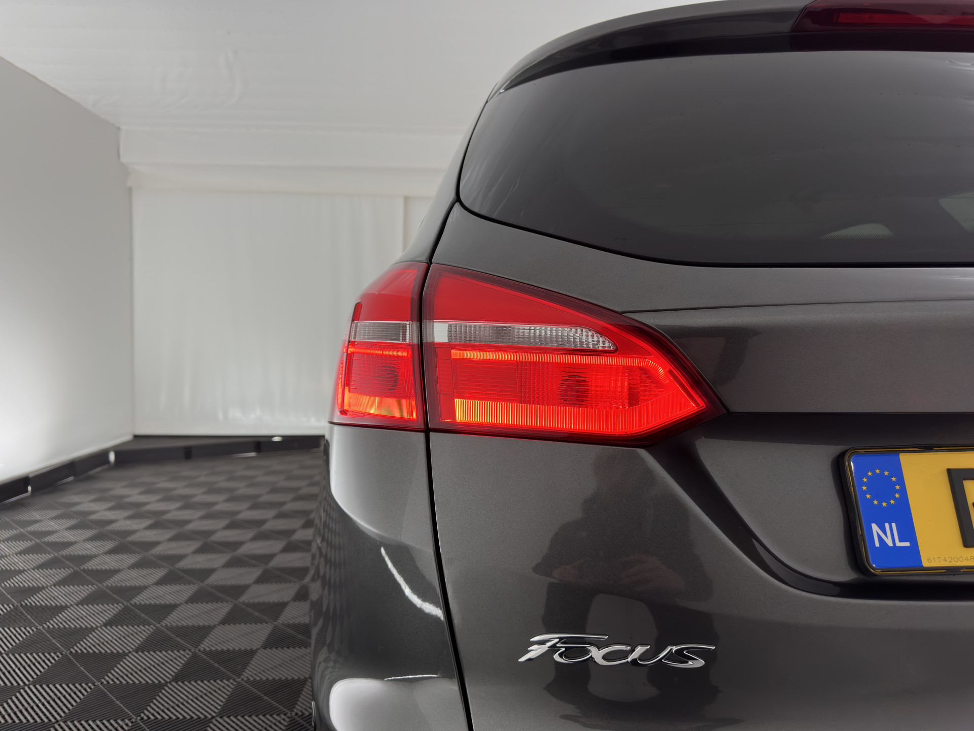 Ford Focus Wagon 1.5 TDCI Titanium Lease Edition (INCL-BTW) Aut. *NAVI-FULLMAP | HEATED-COMFORTSEATS | KEYLESS | PRIVACY-GLASS | ECC | SYNC-AUDIO | PDC | CRUISE | 16''ALU*