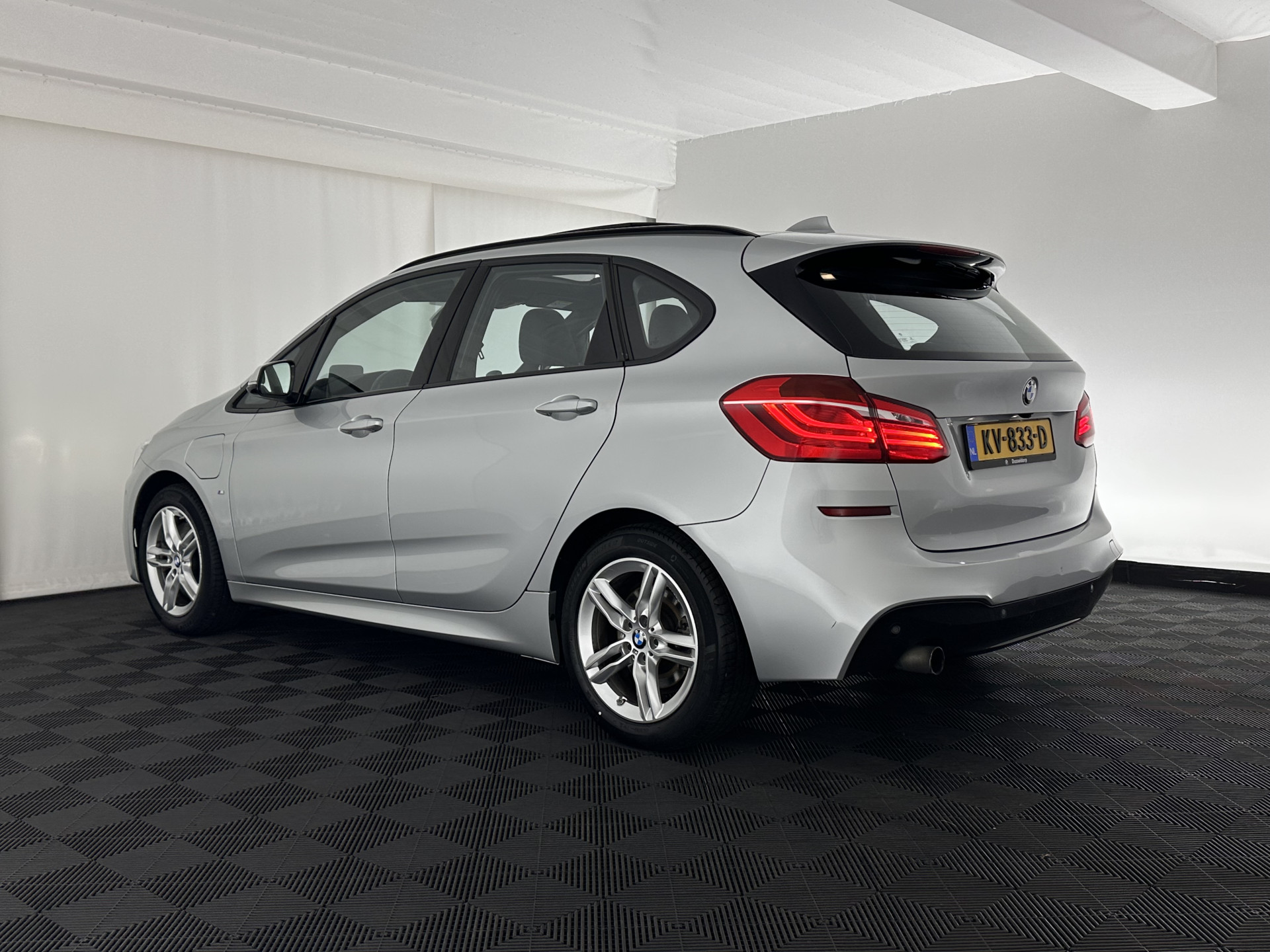 BMW 2-serie Active Tourer 225xe M-Sportpack iPerformance Centennial High Executiv (INCL-BTW) Aut. *PANO | HEAD-UP | LEATHER | FULL-LED | CAMERA | NAVI-FULLMAP | HEATED-SPORTSEATS | KEYLESS | ECC | PDC | CRUISE | 17''ALU*