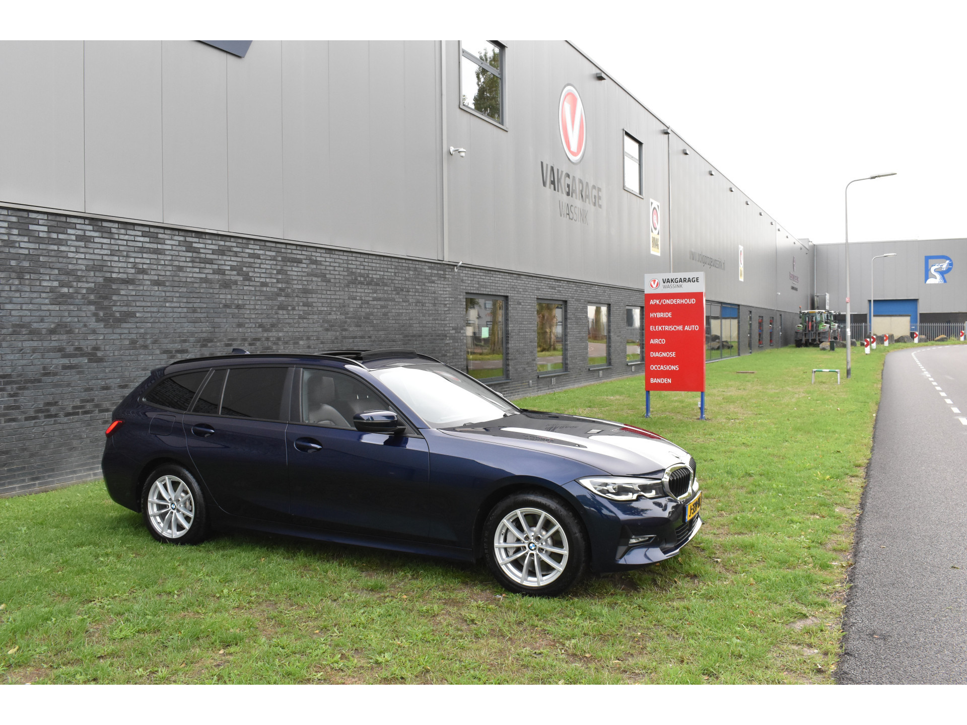 BMW 3-serie Touring 330e Business Edition Plus Plugin-hybride Pano Leder
