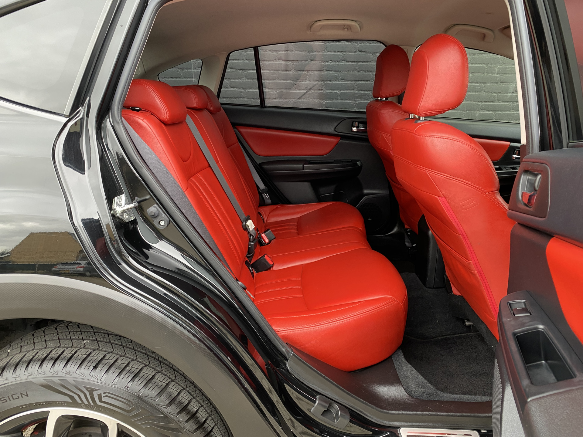 Subaru XV 2.0i Luxury AWD 150 pk AUT. | dealer onderhouden | navigatie | trekhaak | leder interieur | camera | all season banden