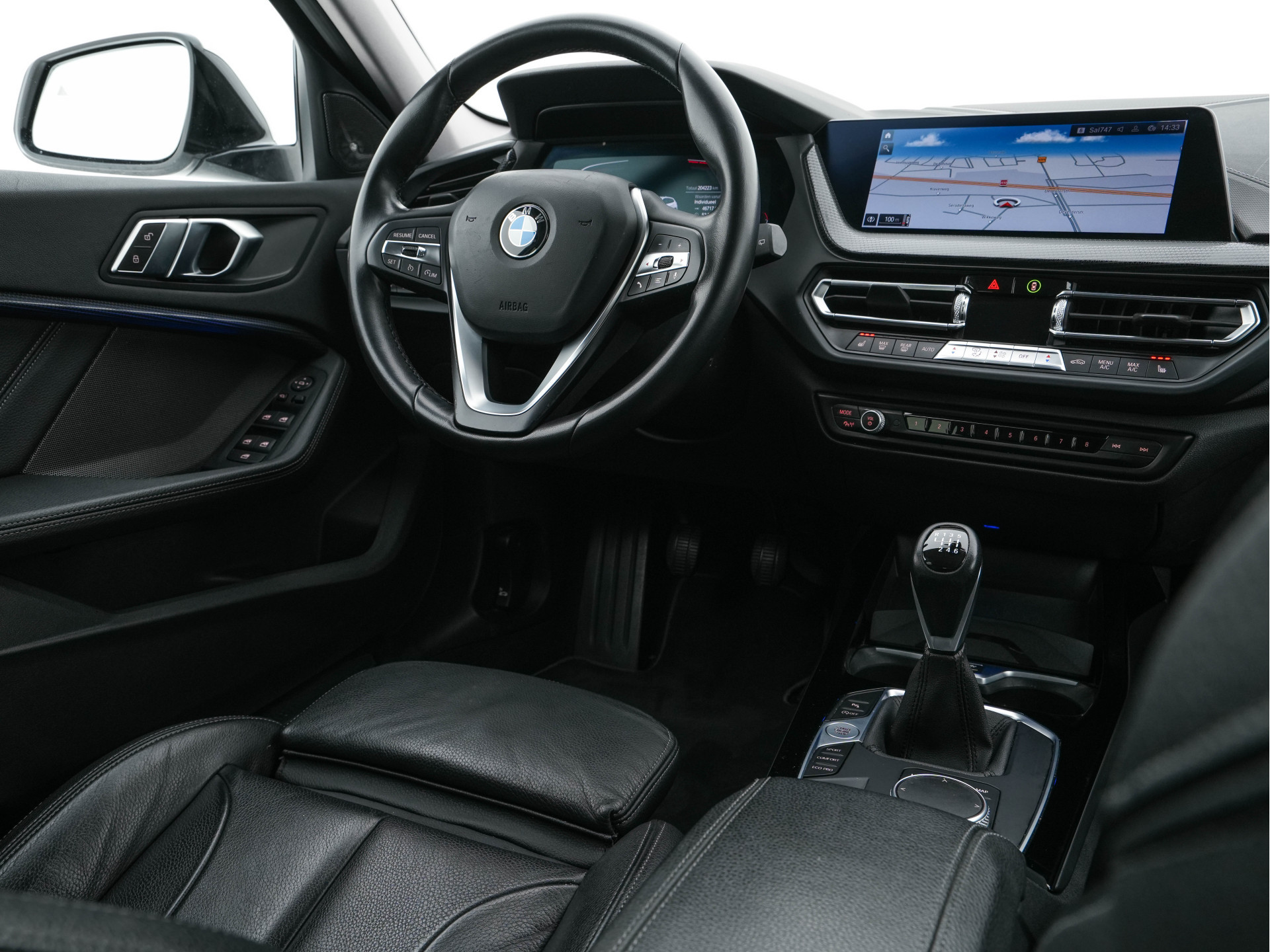 BMW 1-serie 118i High Executive Edition Sport-Line (INCL-BTW) *LEATHER | DIGI-COCKPIT | HARMAN/KARDON-AUDIO | FULL-LED | KEYLESS | NAVI-FULLMAP | DAB | CAMERA | ECC | CARPLAY | PDC | AMBIENT-LIGHT | CRUISE | SPORT-SEATS | 17"ALU*