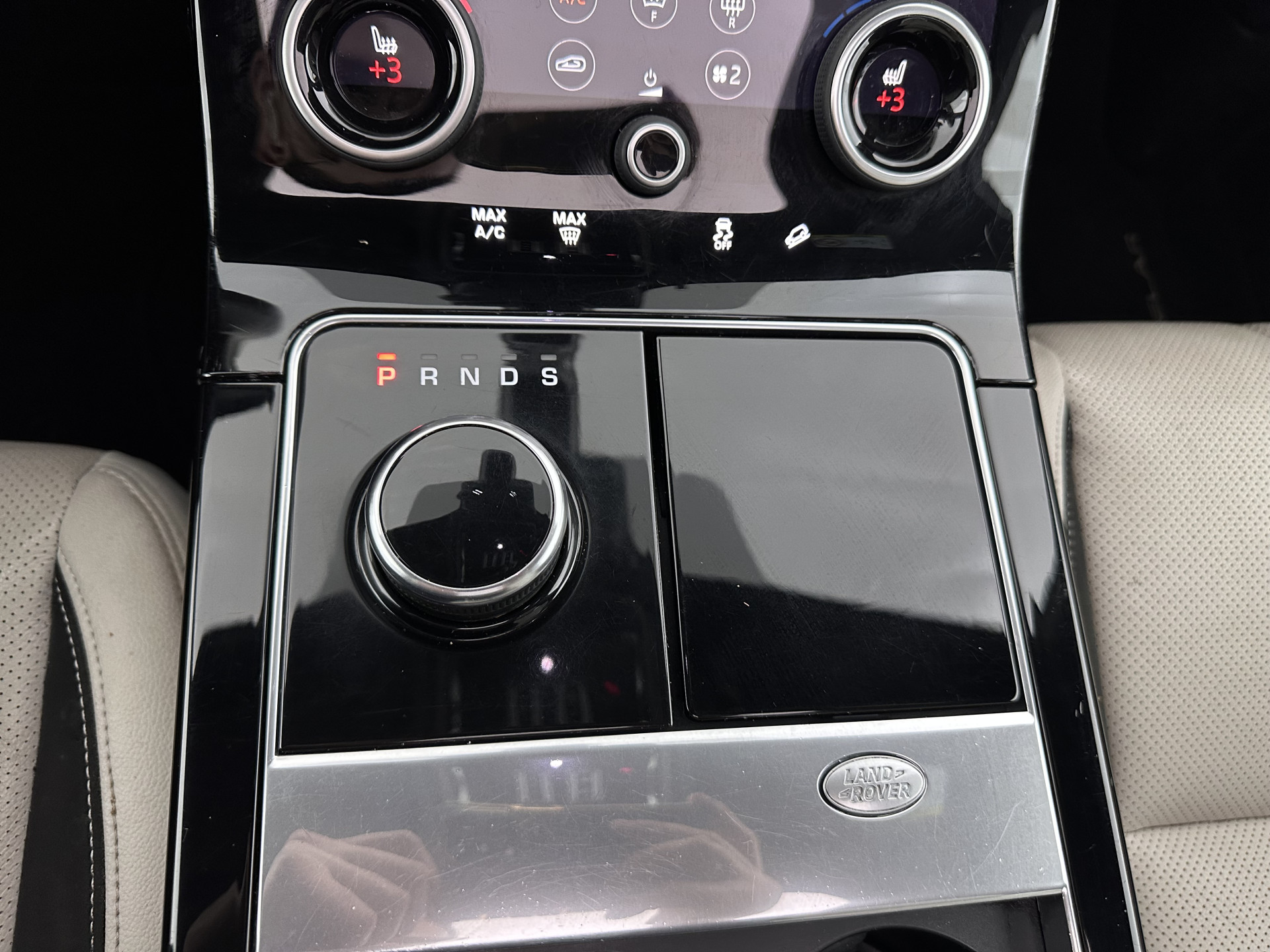 Land Rover Range Rover Velar 2.0 I4 AWD R-Dynamic HSE Aut. *PANO | LEATHER | FULL-LED | MEMORY-PACK | BLINDSPOT | MERIDIAN-SURROUND | DIGI-COCKPIT | CAMERA | KEYLESS | HEATED-COMFORTSEATS | PRIVACYGLASS | SHIFTPADDLES | HEAD-UP | 21"ALU*