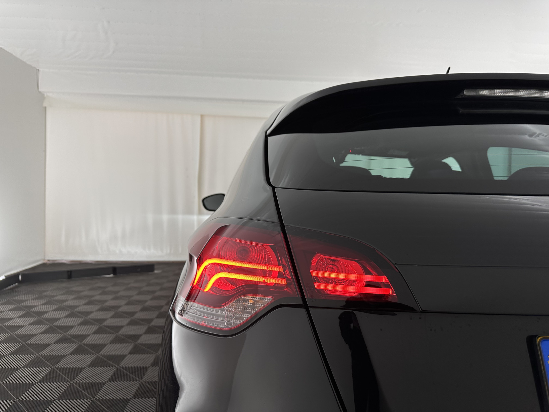 DS 4 1.6 BlueHDi Chic *PANO-WINDOW | FULL-LED | LEATHER-ALCANTARA | HEATED-COMFORTSEATS | NAVI-FULLMAP | DAB | CAMERA | PRIVACYGLASS | ECC | PDC | CRUISE | KEYLESS | TOWBAR | 16''ALU*