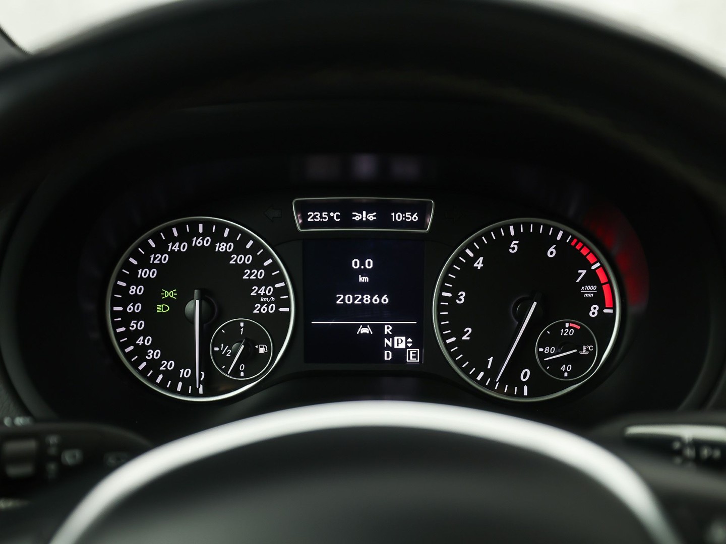 Mercedes-Benz B-Klasse 180 Sport Automaat (PANORAMADAK, GROOT NAVI, CLIMATE, SPORTSTOELEN, LEDER, XENON, CRUISE, NIEUWE APK, NIEUWSTAAT)