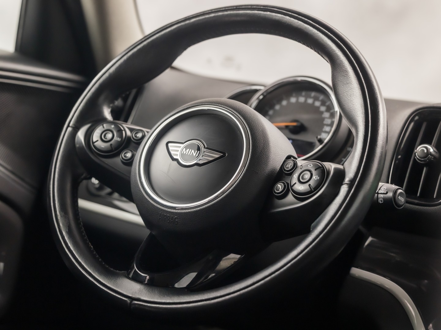 MINI Countryman 1.5 Cooper SE ALL4 Chili 225Pk Automaat (APPLE CARPLAY, GROOT NAVI, LEDER, STOELVERWARMING, SPORTSTOELEN, GETINT GLAS, ADAPTIVE CRUISE, NIEUWSTAAT)