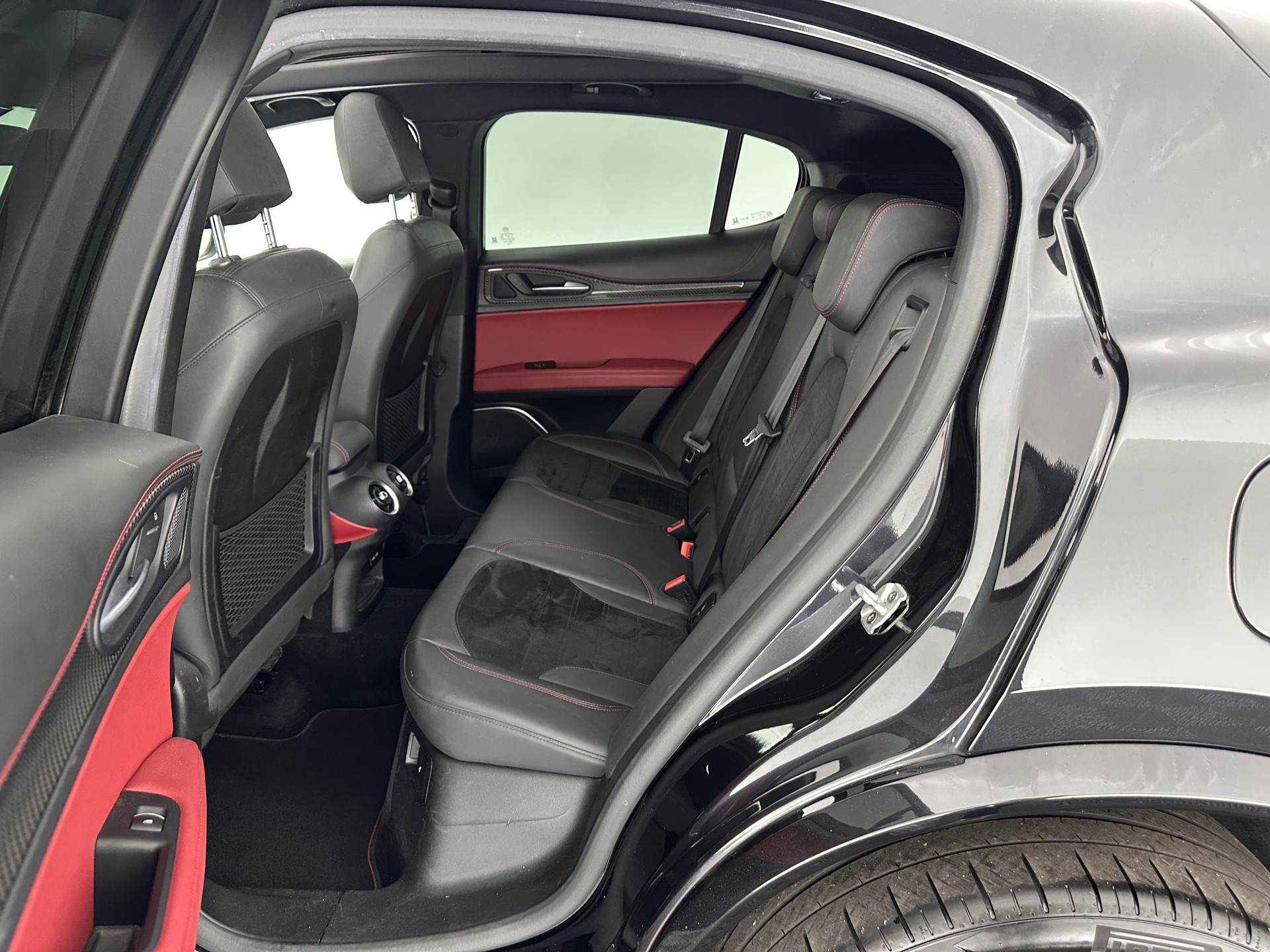 Alfa Romeo Stelvio 2.9 V6 AWD Quadrifoglio (INCL-BTW) Aut. *PANO | LEATHER-ALCANTARA | XENON | ADAPTIVE-CRUISE | BLIND-SPOT | HARMAN/KARDON | MEMORY-PACK | HEATED-SPORTSEATS | DAB+ | KEYLESS | CARPLAY | NAVI-FULLMAP | CARBON-INLAY |..