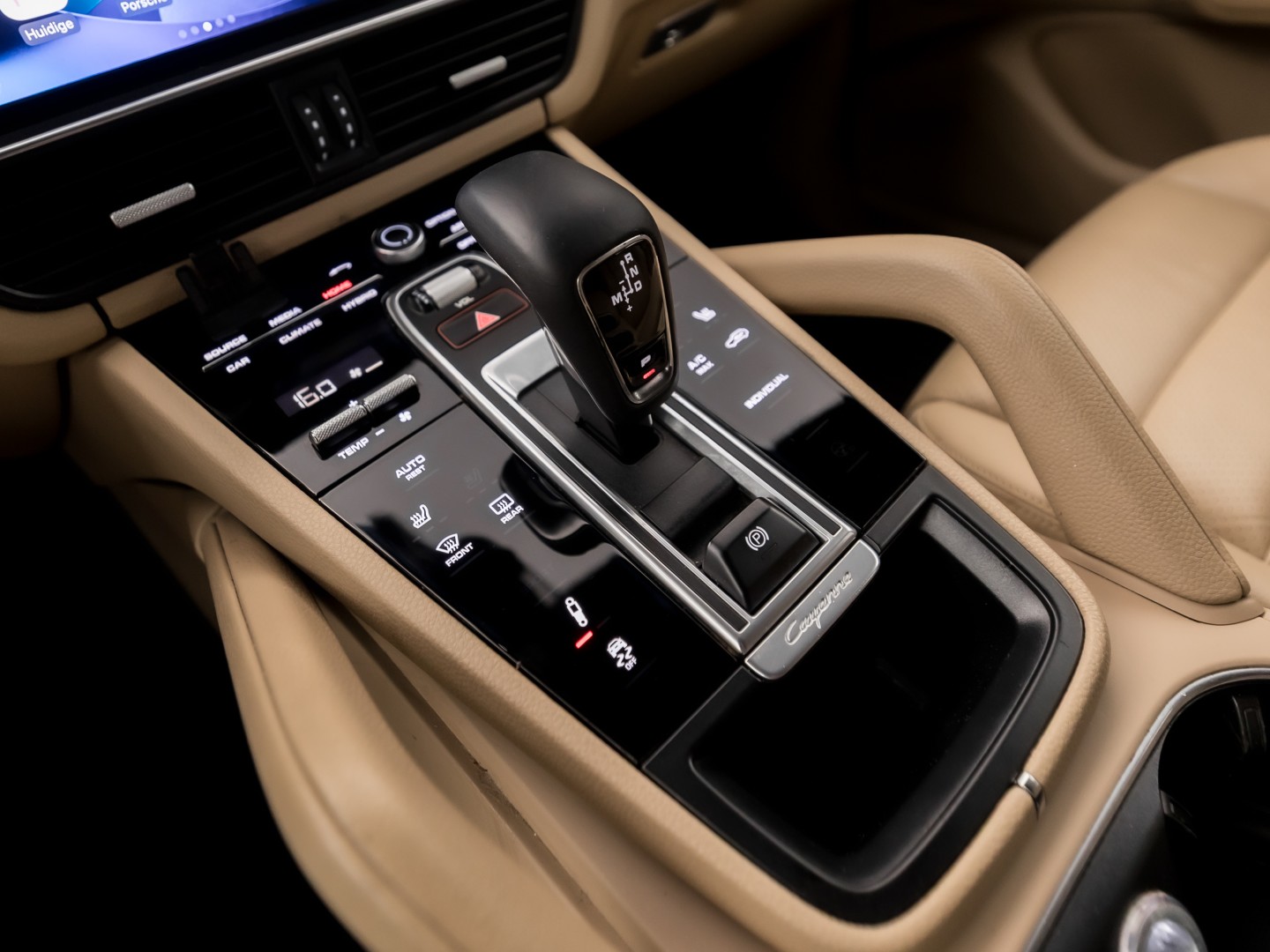Porsche Cayenne 3.0 E-Hybrid Sport 463Pk (SPORTCHRONO PAKKET, LUCHTVERING, SOH 95%, BLACK PACK, APPLE CARPLAY, MEMORY SEATS, STOELVERWARMING, GETINT GLAS, CAMERA, NIEUWSTAAT)