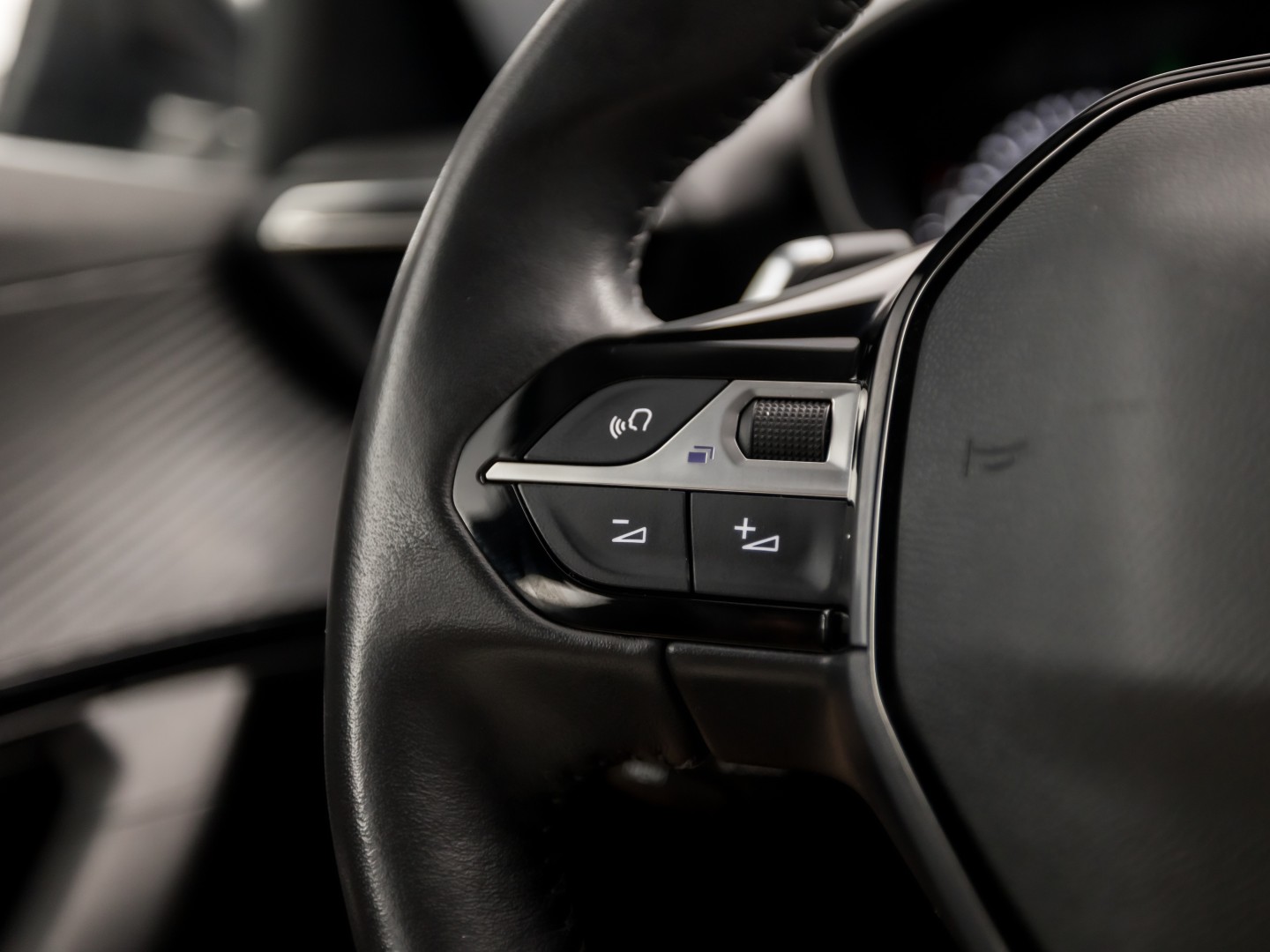 Peugeot 2008 1.2 PureTech Sport 131Pk Automaat (APPLE CARPLAY, GROOT NAVI, LM VELGEN, SPORTSTOELEN, PARKEERSENSOREN, LANE ASSIST, NIEUWSTAAT)