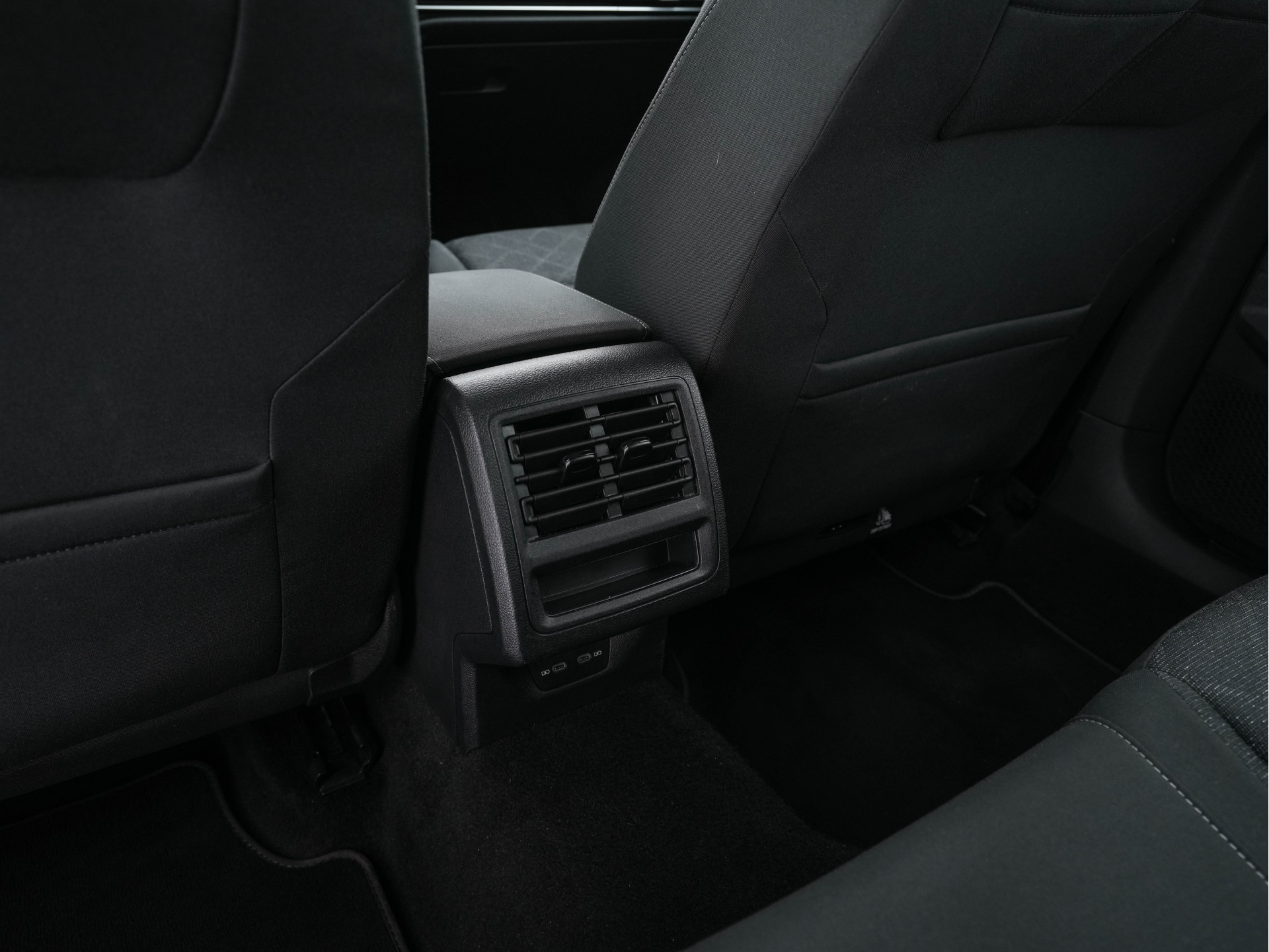 Volkswagen Golf Variant 2.0 TDI Life Business (INCL-BTW)  *FULL-LED | DIGI-COCKPIT | NAVI-FULLMAP | HEATED-COMFORTSEATS | KEYLESS | DAB+ | CARPLAY | ECC | AMBIENT-LIGHT | PDC | 16''ALU*