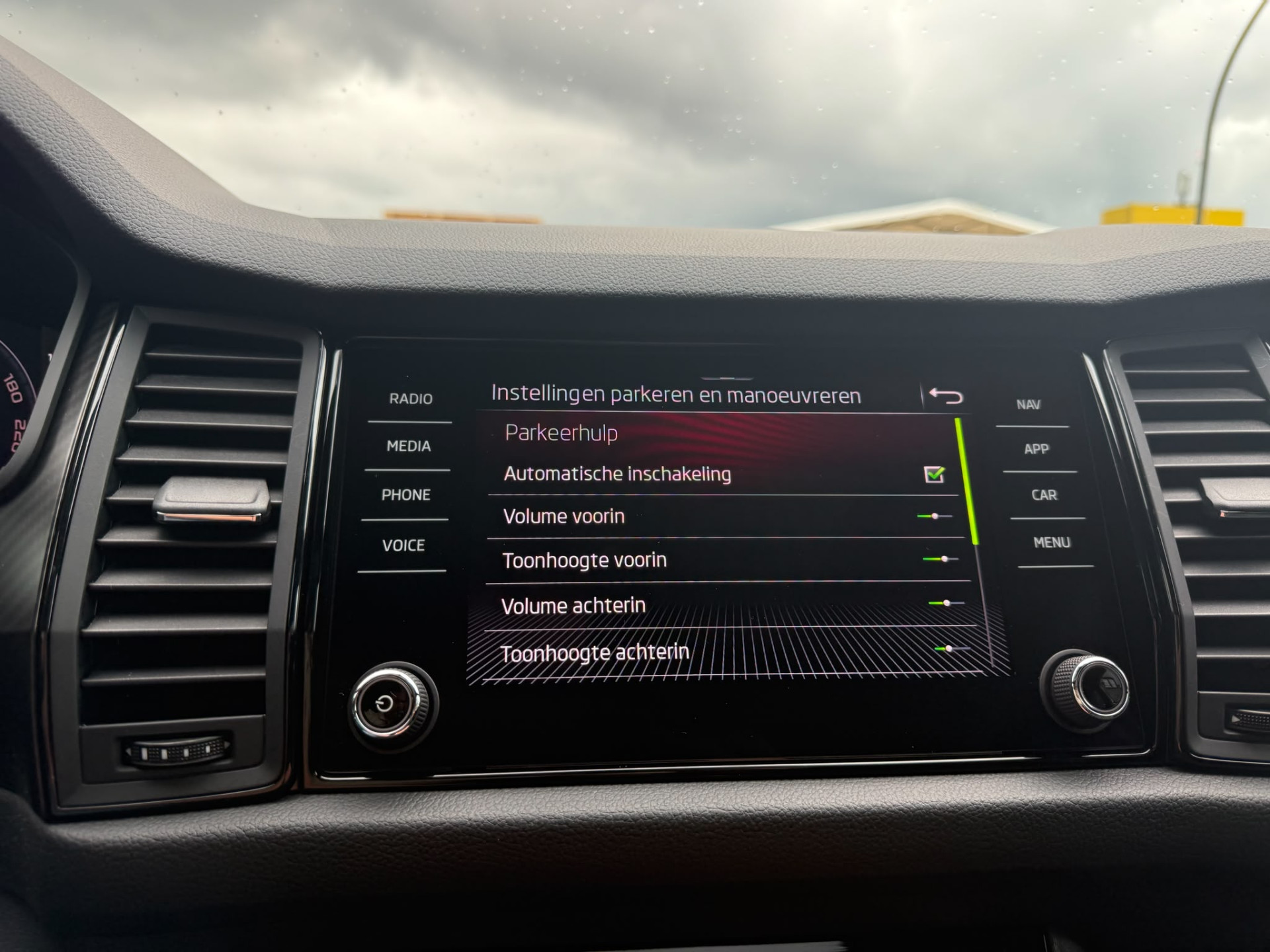 ŠKODA Kodiaq 1.5 TSI Sportline Business | 1E EIGENAAR | 3/6/12 MND GARANTIE | AUTOMAAT | PANO | LED | DAB | MEMORY | CARPLAY | DIGITAAL COCKPIT | TREKHAAK |