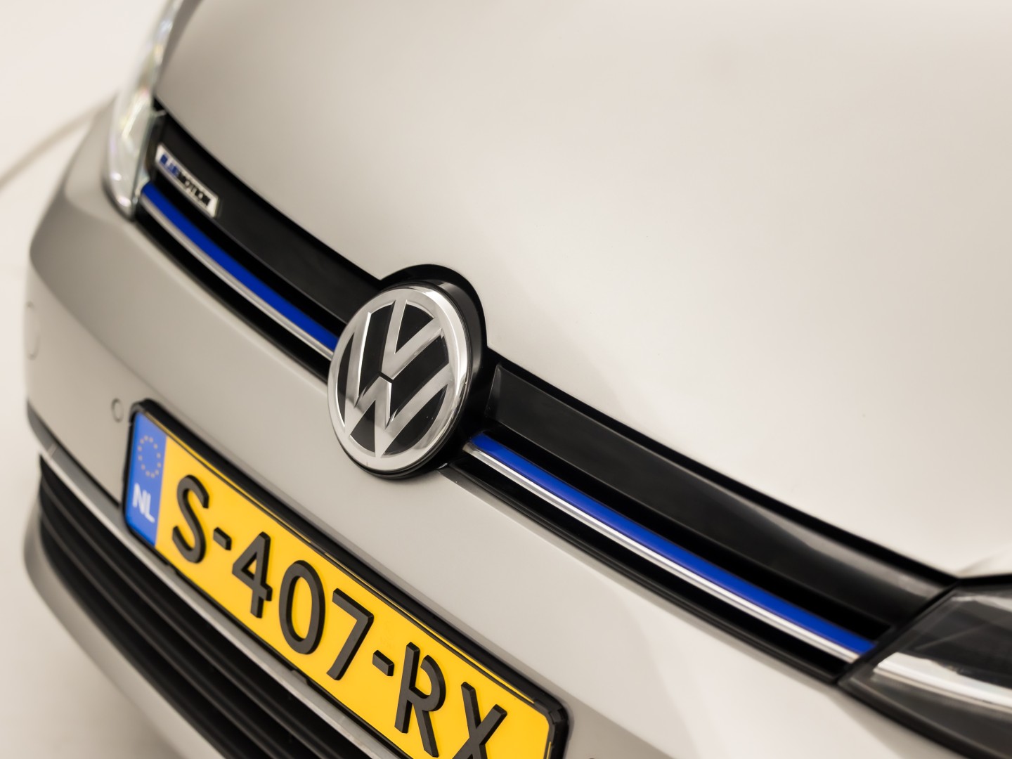 Volkswagen Golf 1.5 TSI 131PK Sportline (APPLE CARPLAY, GROOT NAVI, 4 CILINDER, CLIMATE, LED KOPLAMPEN, STOELVERWARMING, SPORTSTOELEN, GETINT GLAS, LM VELGEN, ADAPTIVE CRUISE, PARKEERSENSOREN, NIEUWSTAAT)