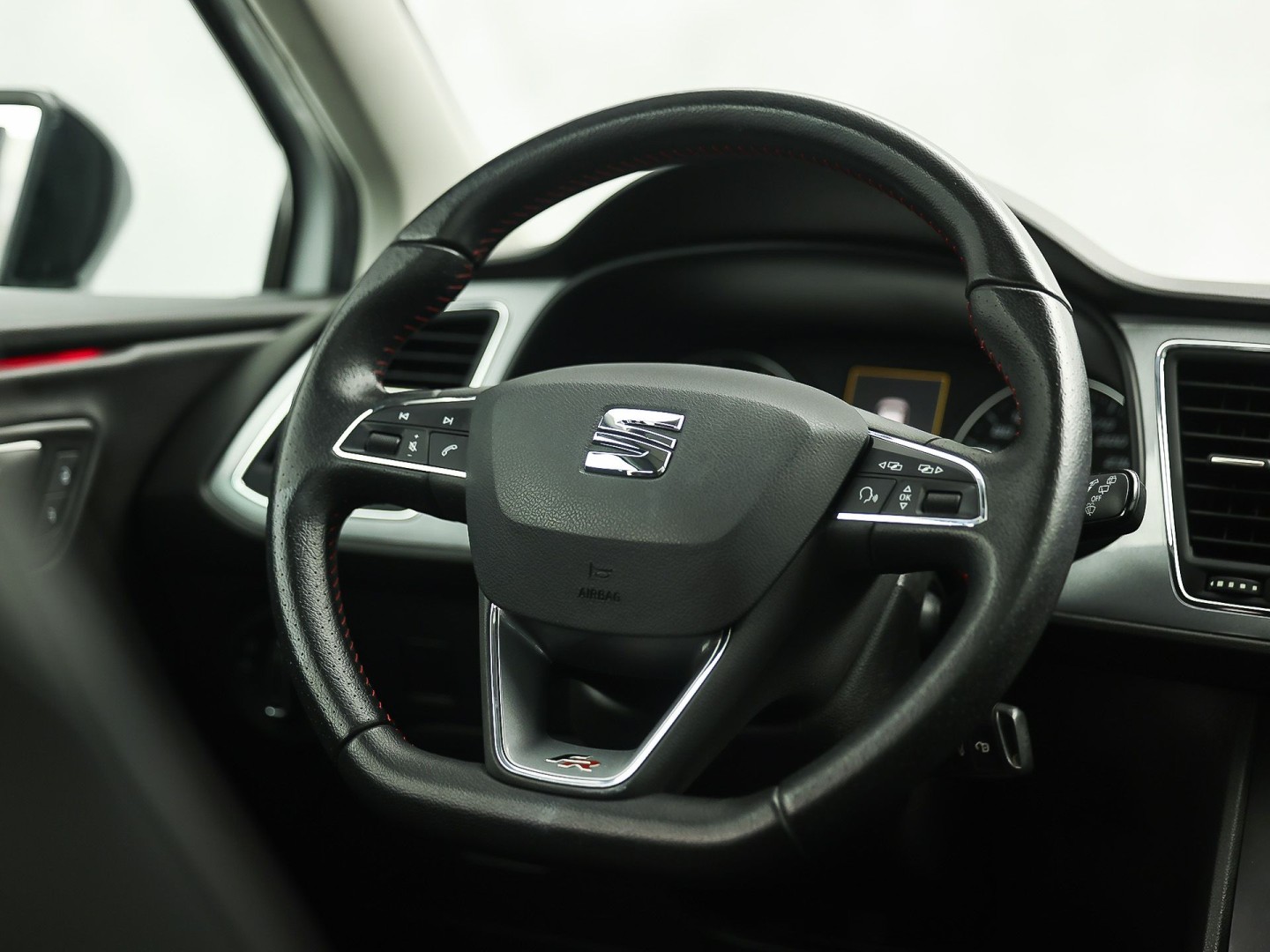 SEAT Leon 1.4 TSI FR Sport 150Pk Automaat (PANORAMADAK, NAVIGATIE, CLIMATE, STOELVERWARMING, SPORTSTOELEN, LED KOPLAMPEN, CRUISE, PARKEERSENSOREN, NIEUWSTAAT)