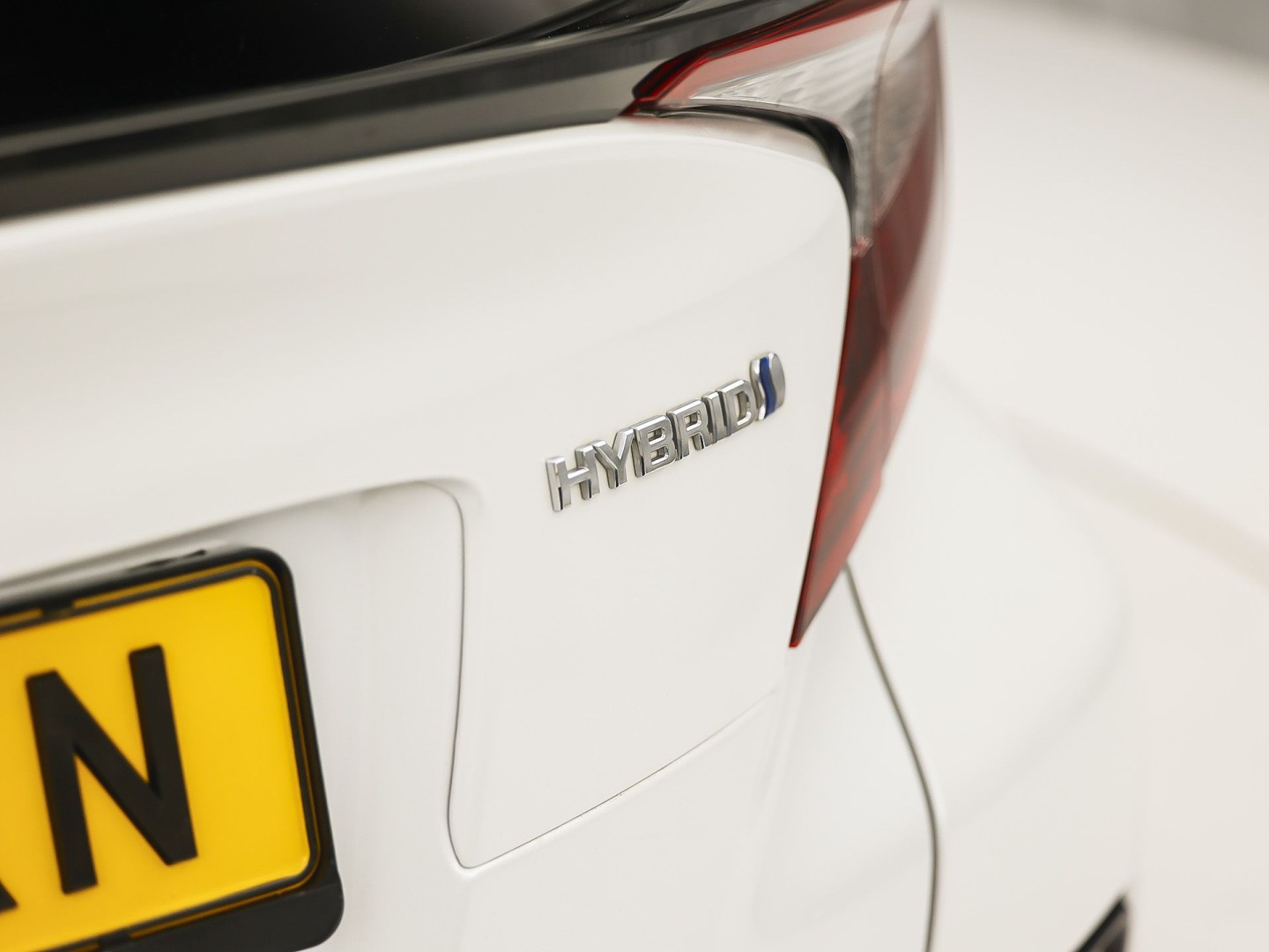 Toyota C-HR 1.8 Hybrid Sport Automaat (GROOT NAVI, CLIMATE, CAMERA, STOELVERWARMING, SPORTSTOELEN, ADAPTIVE CRUISE, GETINT GLAS, KEYLESS, NIEUWSTAAT)