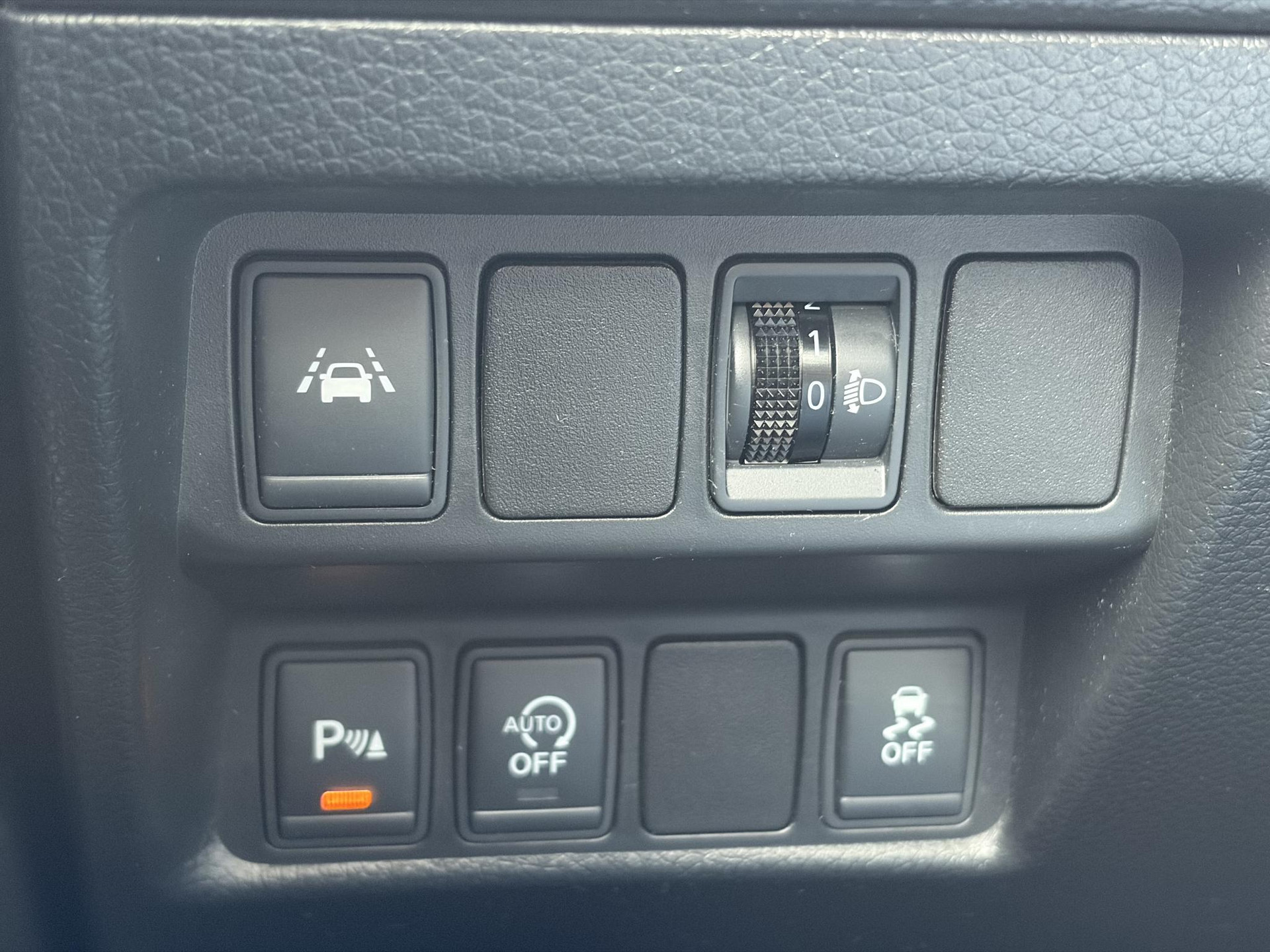 Nissan Qashqai 1.2 N-Connecta ✓Net beurt gehad✓360° Camera✓Navi✓Trekhaak✓Pano✓Pdc V+A✓Keyless✓18'Lm velgen✓Clima✓Cruise✓Rijstrooksensor✓116pk✓6 Bak✓N.A.P✓Apk tot 10-2027