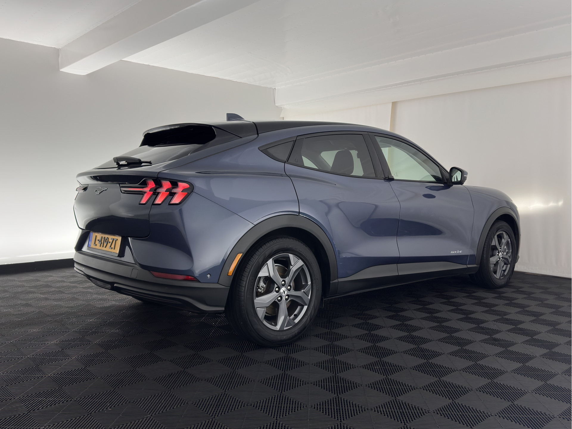 Ford Mustang Mach-E RWD 75 kWh [3-Fase ] {SOH-90%} (INCL-BTW) Aut.*LEATHER | FULL-LED | DAB | DIGI-COCKPIT | KEYLESS | NAVI-FULLMAP | CARPLAY | HEATED-COMFORTSEATS | TOPVIEW |  ADAPTIVE-CRUISE | PRIVACY-GLASS | 18'' ALU*