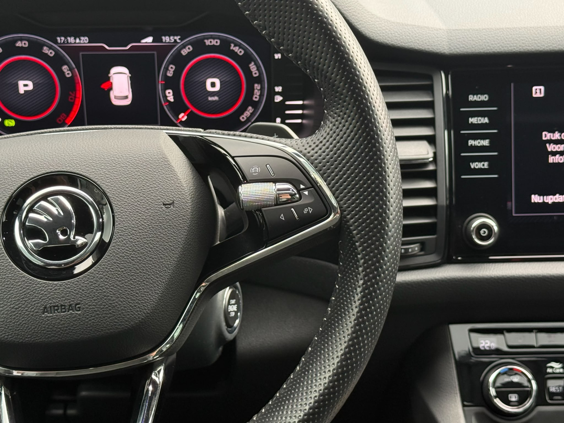 ŠKODA Kodiaq 1.5 TSI Sportline Business | 1E EIGENAAR | 3/6/12 MND GARANTIE | AUTOMAAT | PANO | LED | DAB | MEMORY | CARPLAY | DIGITAAL COCKPIT | TREKHAAK |