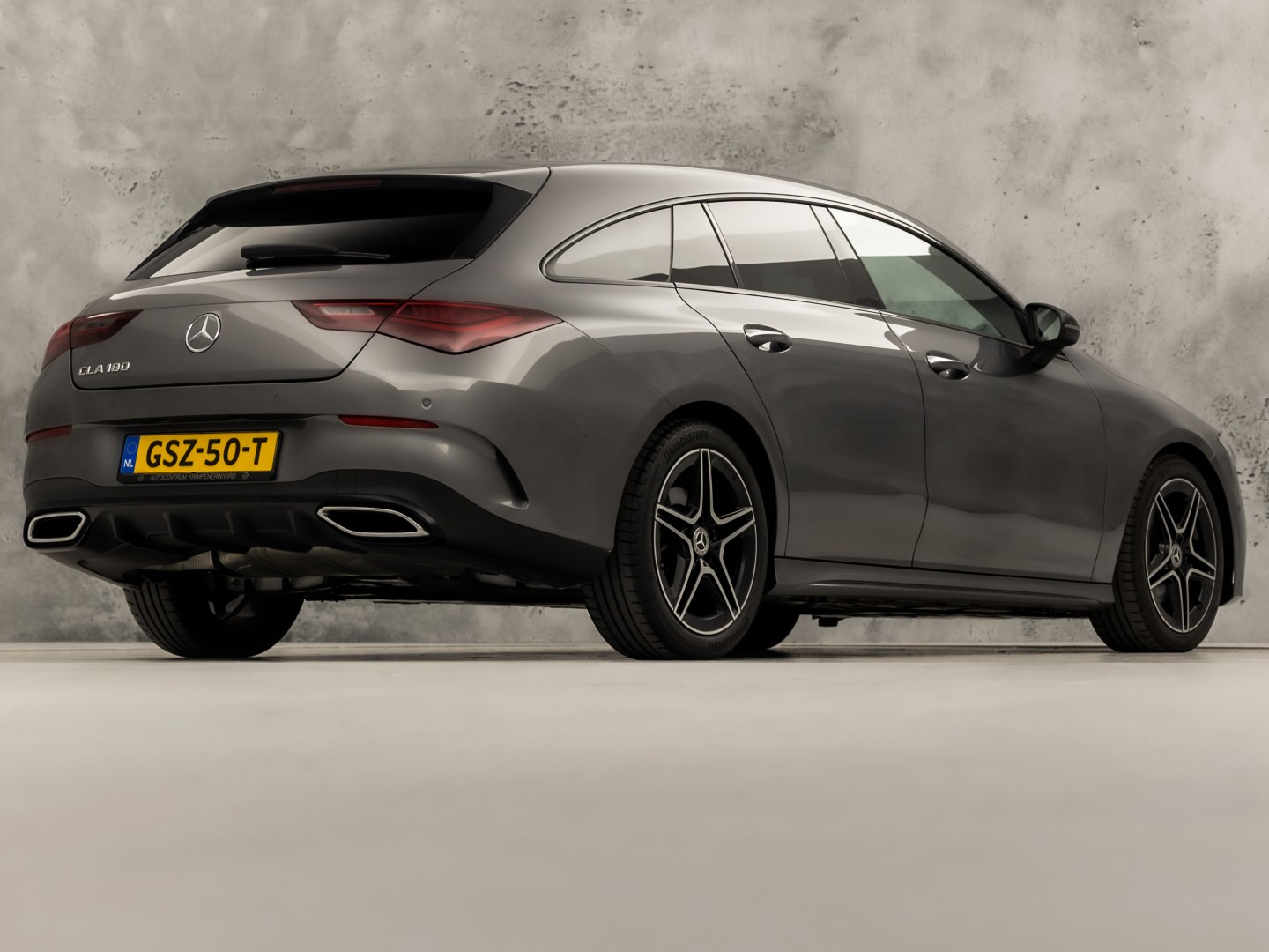 Mercedes-Benz CLA-Klasse 180 AMG Sport Automaat (GROOT NAVI, LOGISCH NAP, CAMERA, LEDER, SPORTSTOELEN, GETINT GLAS, STOELVERWARMING, ELEK ACHTERKLEP, NIEUWSTAAT)