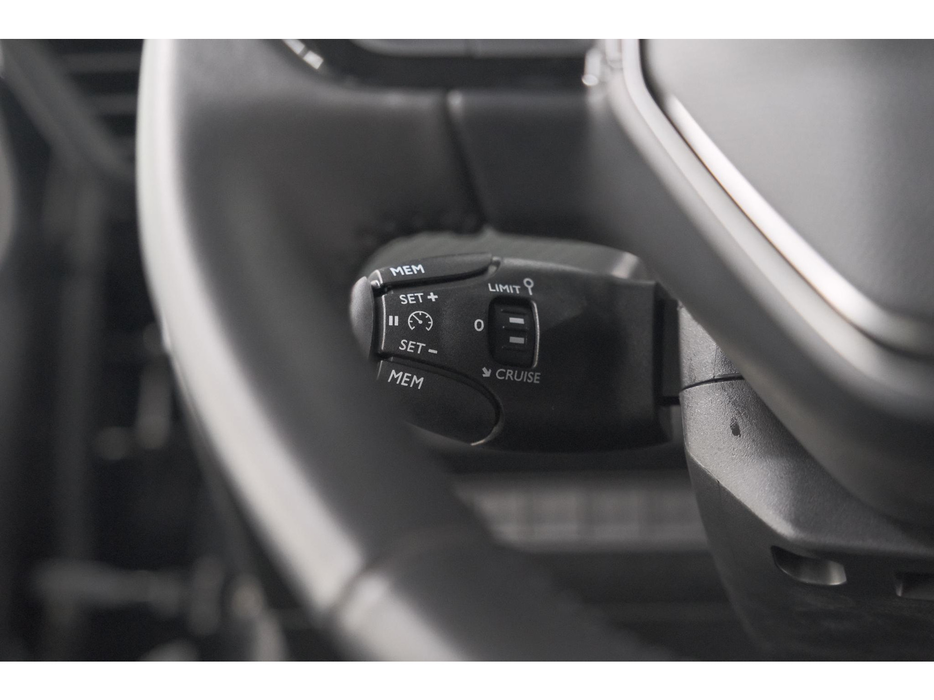 Peugeot 208 1.2 Hybrid 110 e-DCS6 Style | Parkeersensoren | Apple Carplay | Cruise Control | Airco