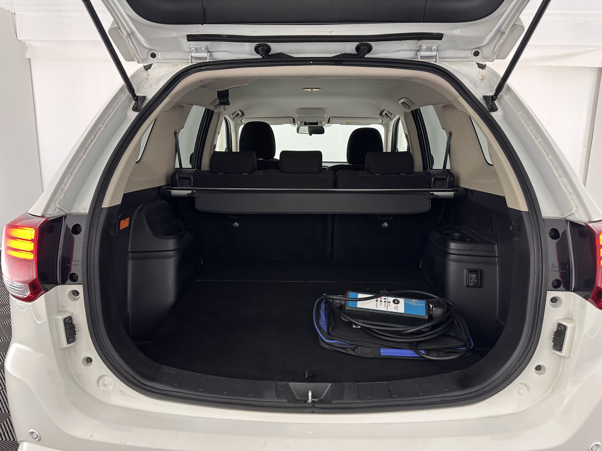 Mitsubishi Outlander 2.4 PHEV Pure (Plug-In) (INCL-BTW)  Aut *FULL-LED | KEYLESS | CAMERA | HEATED-COMFORTSEATS | ECC | SHIFTPADDLES | PDC | CRUISE | CARPLAY | PRIVACY-GLASS | DAB | TOWBAR | 16''ALU*