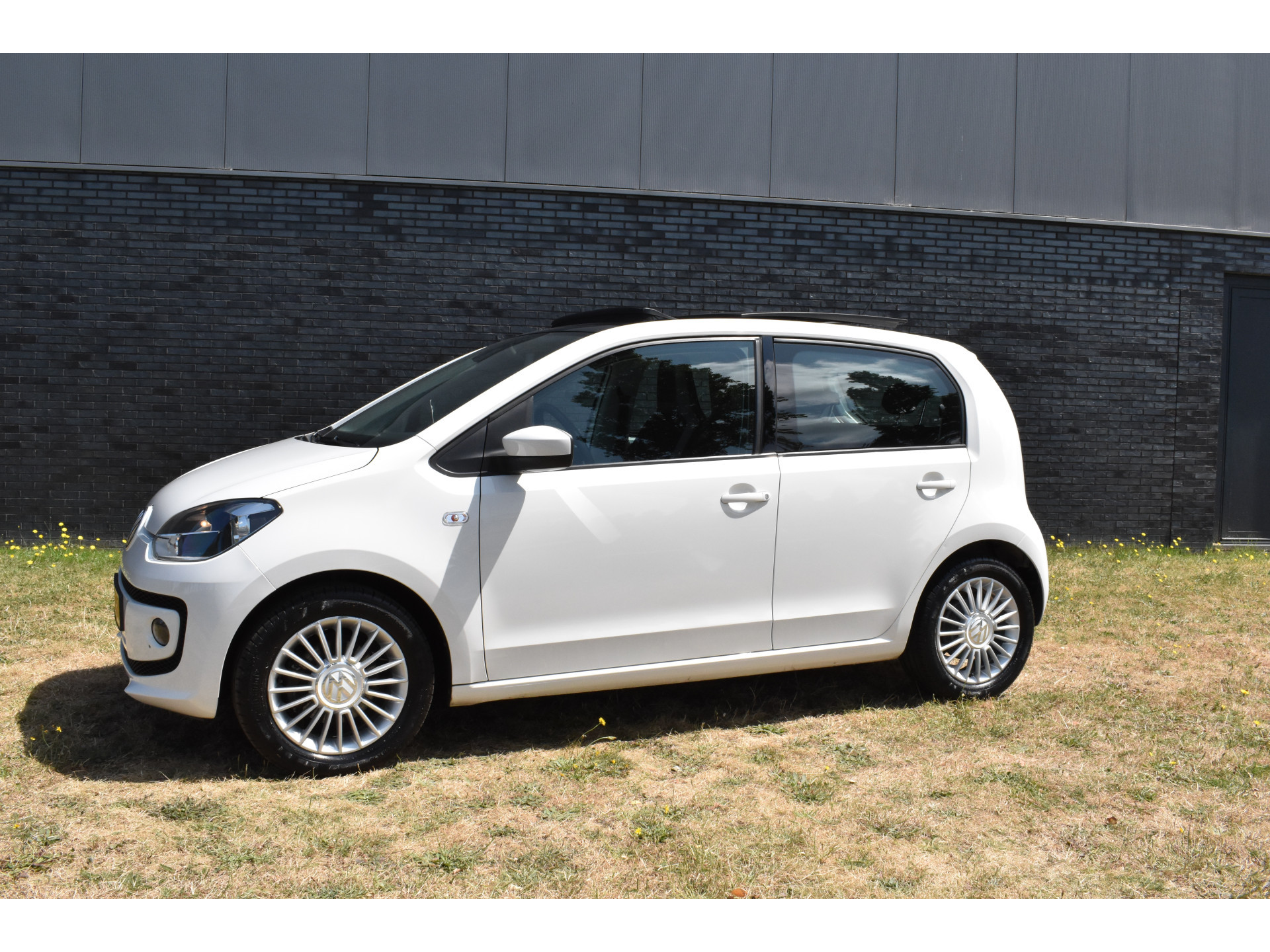 Volkswagen Up! 1.0 high up! BlueMotion Panodak Navigatie Pdc Lage km-stand