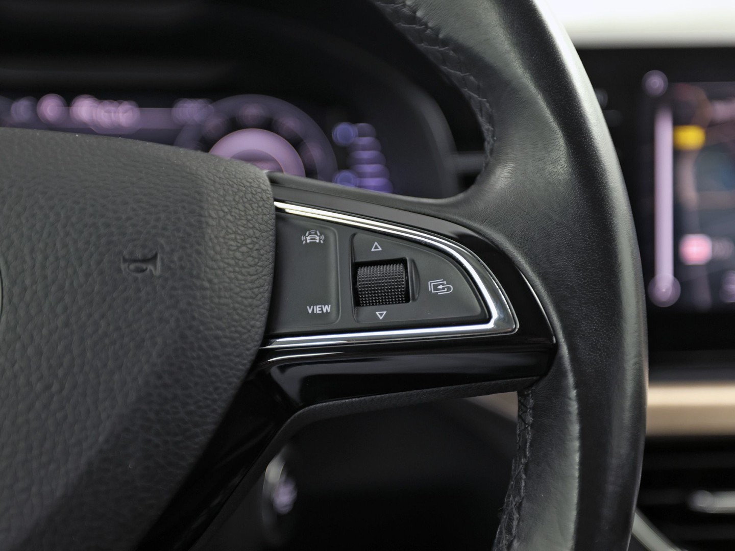 Škoda Scala 1.0 TSI Sport Automaat (VIRTUAL COCKPIT, APPLE CARPLAY, GROOT NAVI, CLIMATE, STOELVERWARMING, SPORTSTOELEN, PARKEERSENSOREN, LED KOPLAMPEN, NIEUWSTAAT)
