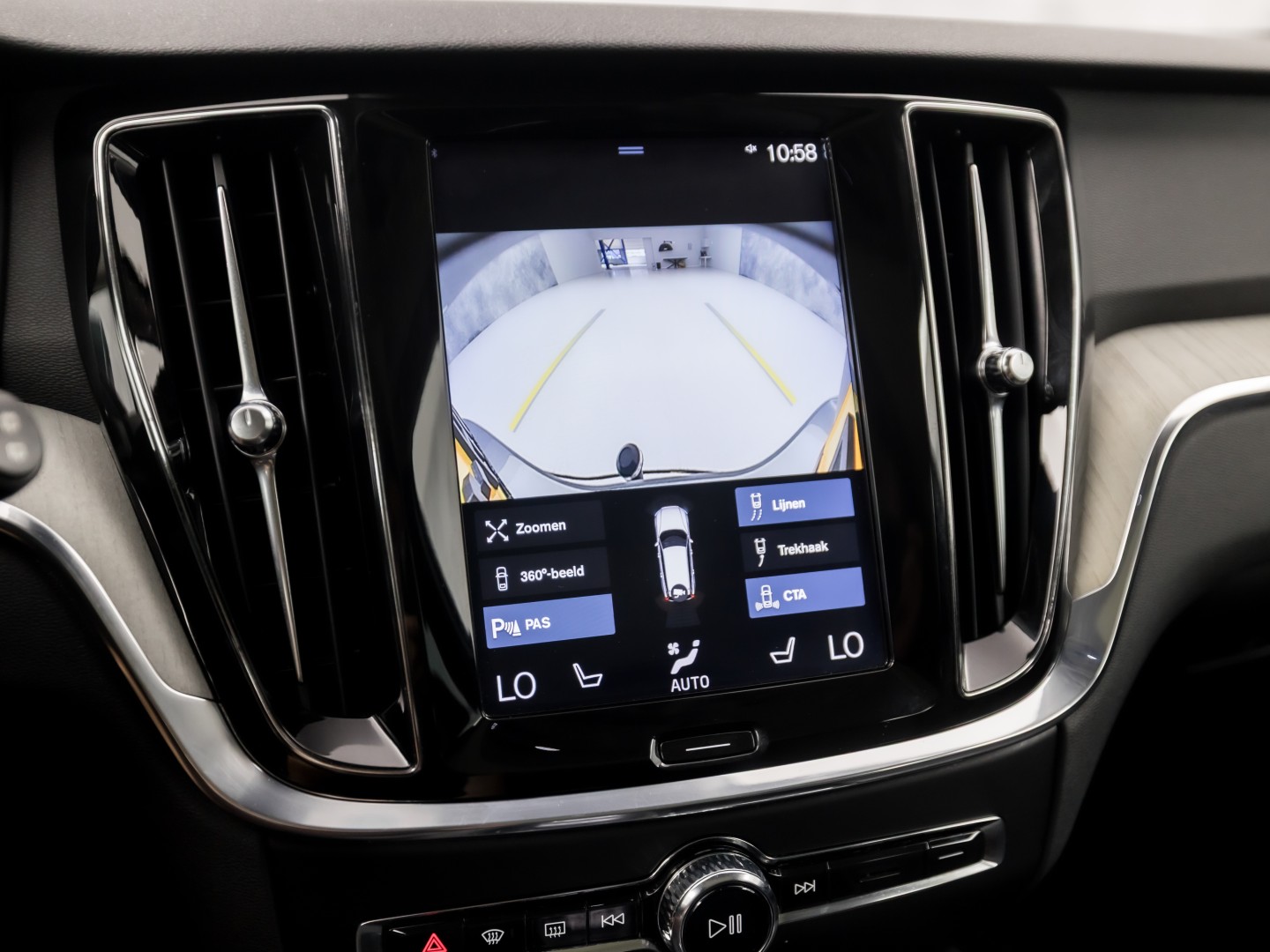Volvo V60 2.0 T8 Twin Engine AWD Inscription 391Pk Automaat (PANORAMADAK, GROOT NAVI, MEMORY SEATS, GETINT GLAS, STUUR/STOELVERWARMING, CAMERA, TREKHAAK, ELEK ACHTERKLEP, NIEUWSTAAT)