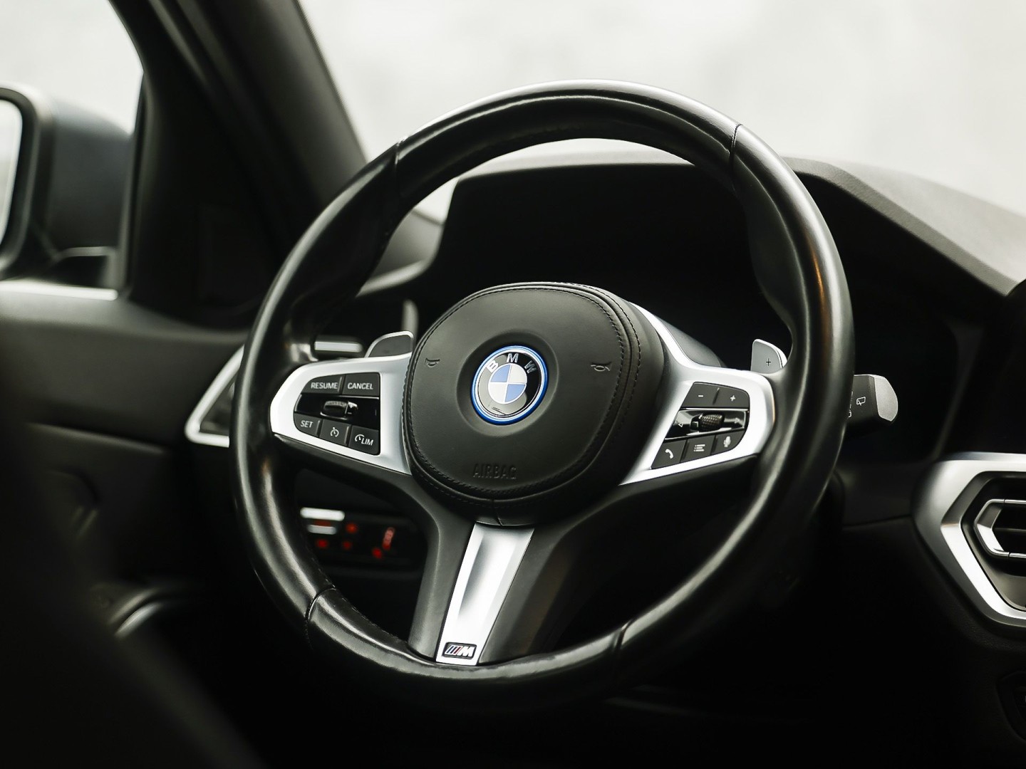 BMW 3-serie Touring 320e High Executive 204Pk Automaat (APPLE CARPLAY, M STUUR, GROOT NAVI, STOELVERWARMING, CAMERA, LEDER, SPORTSTOELEN, GETINT GLAS, ZWART HEMEL, NIEUWE APK, NIEUWSTAAT)
