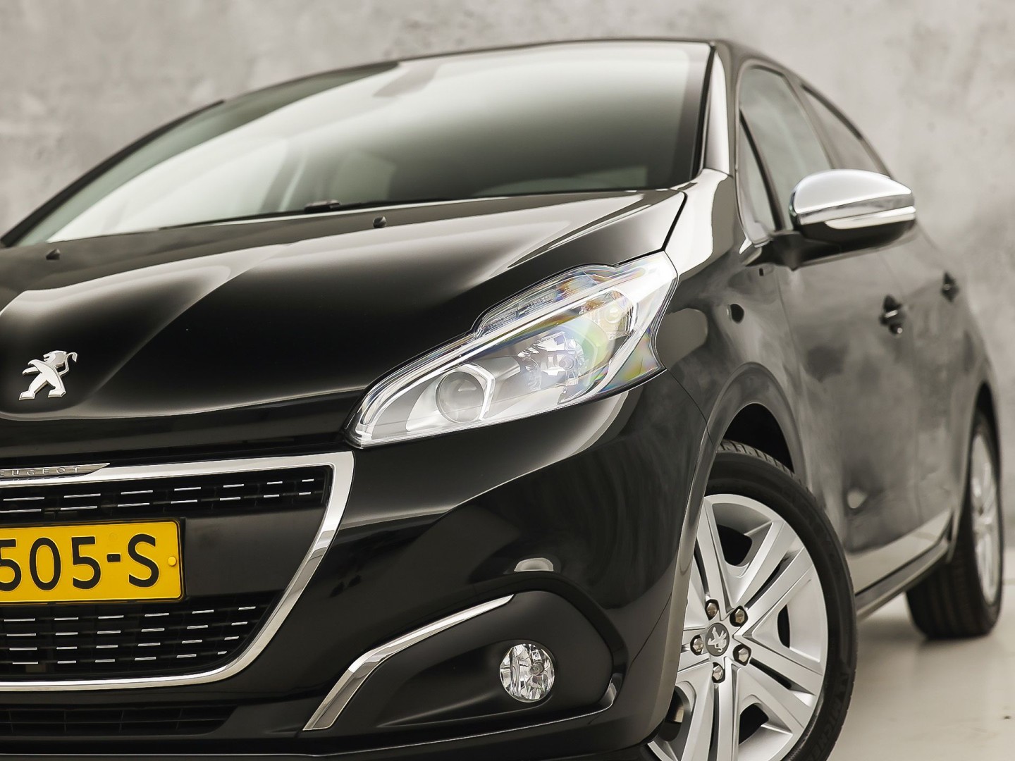 Peugeot 208 1.2 PureTech Signature (APPLE CARPLAY, LOGISCH NAP, NAVIGATIE, GETINT GLAS, SPORTSTOELEN, PARKEERSENSOREN, LM VELGEN, CRUISE, NIEUWSTAAT)