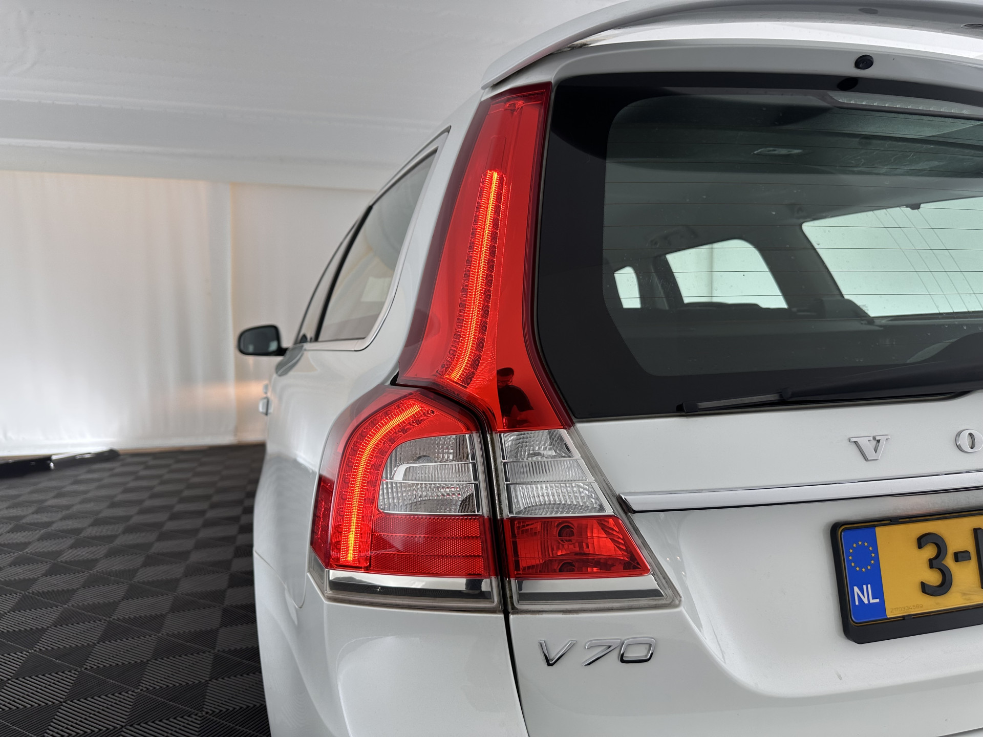 Volvo V70 1.6 D2 Kinetic Sport-Pack Aut. *NAVI-FULLMAP | COMFORT-SEATS | ECC | SIPS | PDC | CRUISE | PRIVACY-GLASS | TOWBAR | 17''ALU*