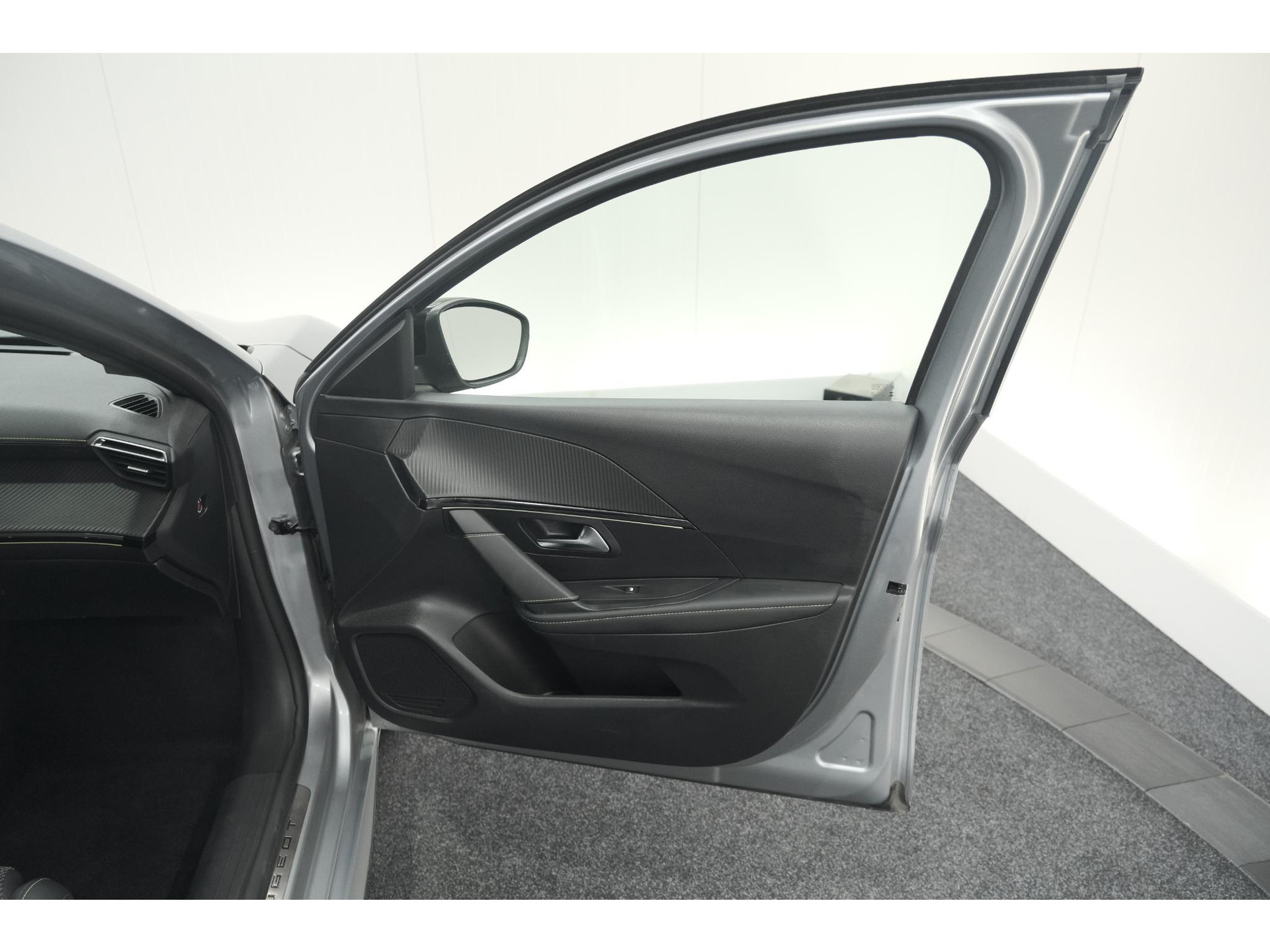 Peugeot 208 PureTech 100 GT Dark Edition | Camera | Navigatie | Apple Carplay | Parkeersensoren