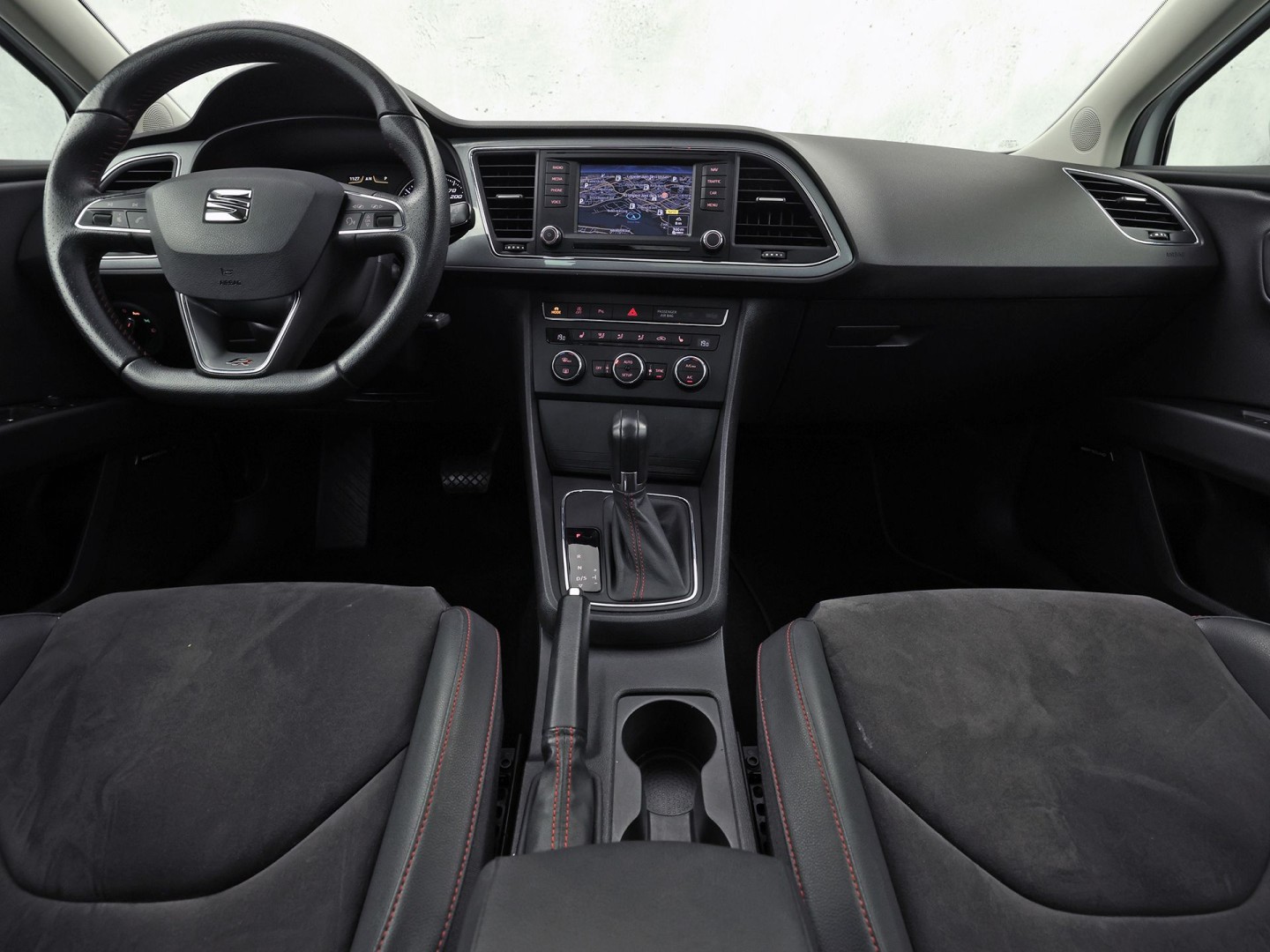 SEAT Leon 1.4 TSI FR Sport 150Pk Automaat (PANORAMADAK, NAVIGATIE, CLIMATE, STOELVERWARMING, SPORTSTOELEN, LED KOPLAMPEN, CRUISE, PARKEERSENSOREN, NIEUWSTAAT)
