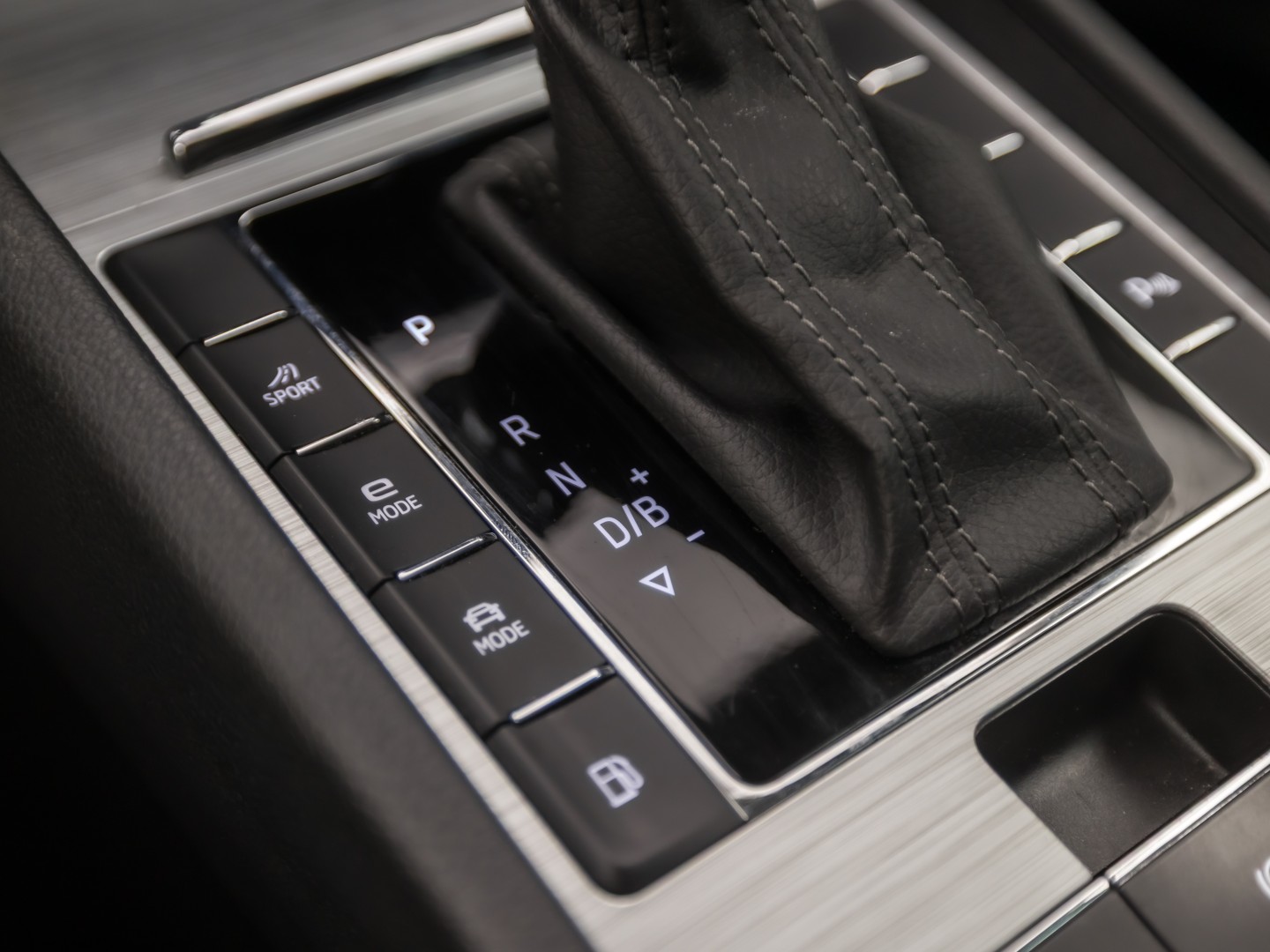 Škoda Superb Combi 1.4 TSI iV Business Sport 218Pk Automaat (VIRTUAL COCKPIT, APPLE CARPLAY, GROOT NAVI, CAMERA, STOELVERWARMING, SPORTSTOELEN, KEYLESS, ADAPTIVE CRUISE, GETINT GLAS, NIEUWSTAAT)