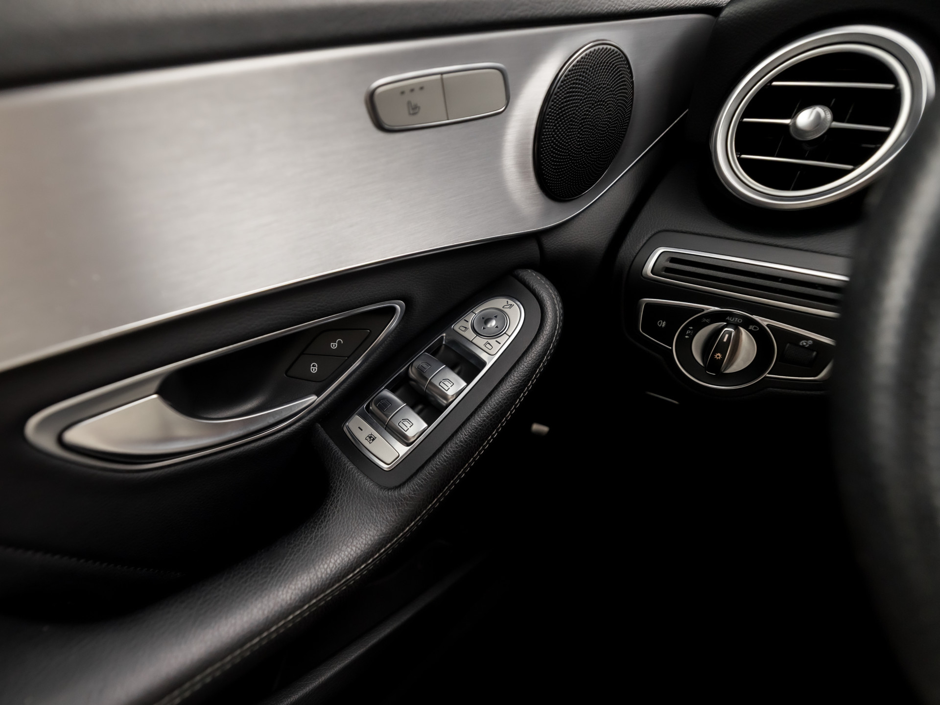 Mercedes-Benz C-Klasse 180 AMG Sport 156Pk Automaat (NAVIGATIE, CAMERA, LEDER, ZWART HEMEL, STOELVERWARMING, SPORTSTOELEN, GETINT GLAS, NIEUWSTAAT)