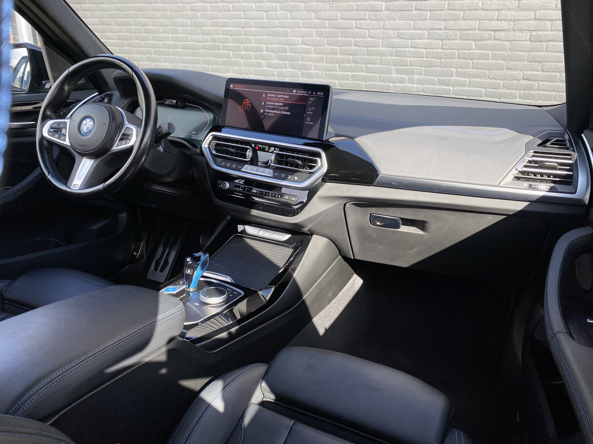 BMW iX3 M Sport High Executive 80 kWh | 1e eigenaar | dealer onderhouden | panoramadak | leder interieur | SOH accu 99.5%