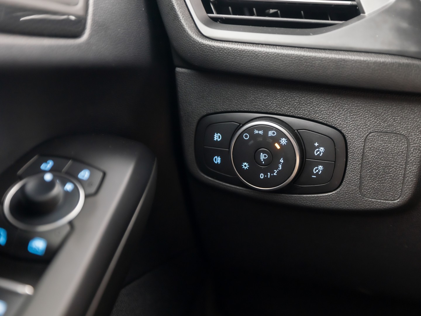 Ford Focus Wagon 1.0 EcoBoost ST Line Sport 125PK (APPLE CARPLAY, GROOT NAVI, STUUR/STOELVERWARMING, GETINT GLAS, CAMERA, ADAPTIVE CRUISE, SPORTSTOELEN, KEYLESS, LANE ASSIST, NIEUWSTAAT)