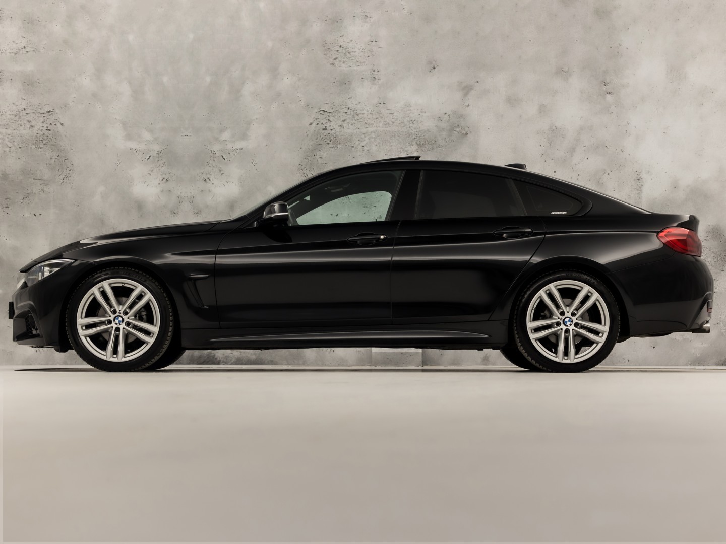 BMW 4-serie Gran Coupé 418i M Sport Automaat (SCHUIFDAK, M PAKKET, GROOT NAVI, HARMAN/KARDON, STOELVERWARMING, GETINT GLAS, SPORTSTOELEN, PARKEERSENSOREN, NIEUWE APK, NIEUWSTAAT)