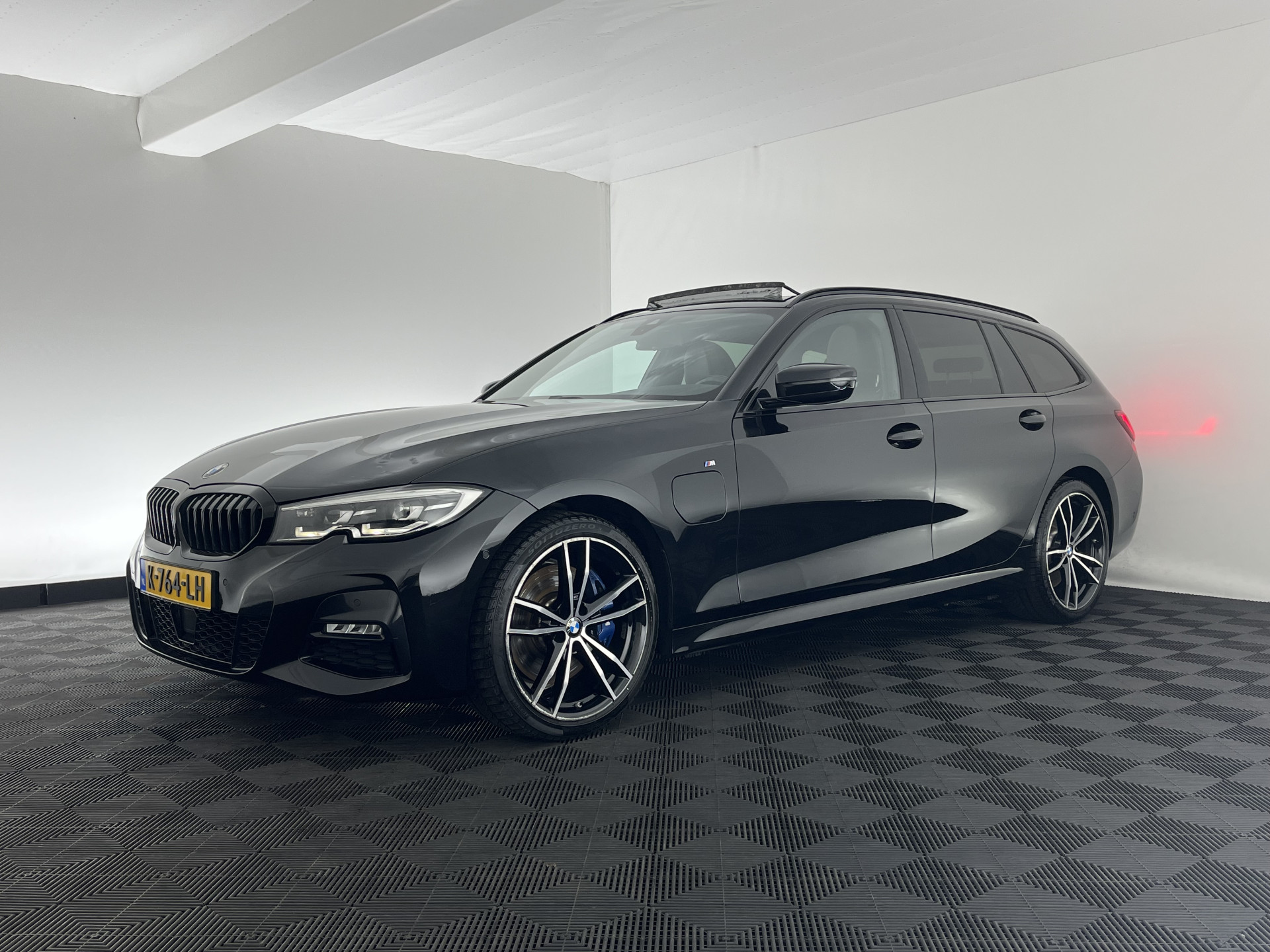 BMW 3-serie Touring 330e eDrive  M-Sportpack Edition (Plug-In) (INCL-BTW) *PANO | LEATHER | HEAD-UP | ADAPTIVE-CRUISE | FULL-LED | KEYLESS | DIGI-COCKPIT | HEATED-SPORTSEATS | CAMERA | HIFI-SOUND | PRIVACYGLASS | DAB+ | SHIFTPADDLES | NAVI-FULLMAP | 19"A