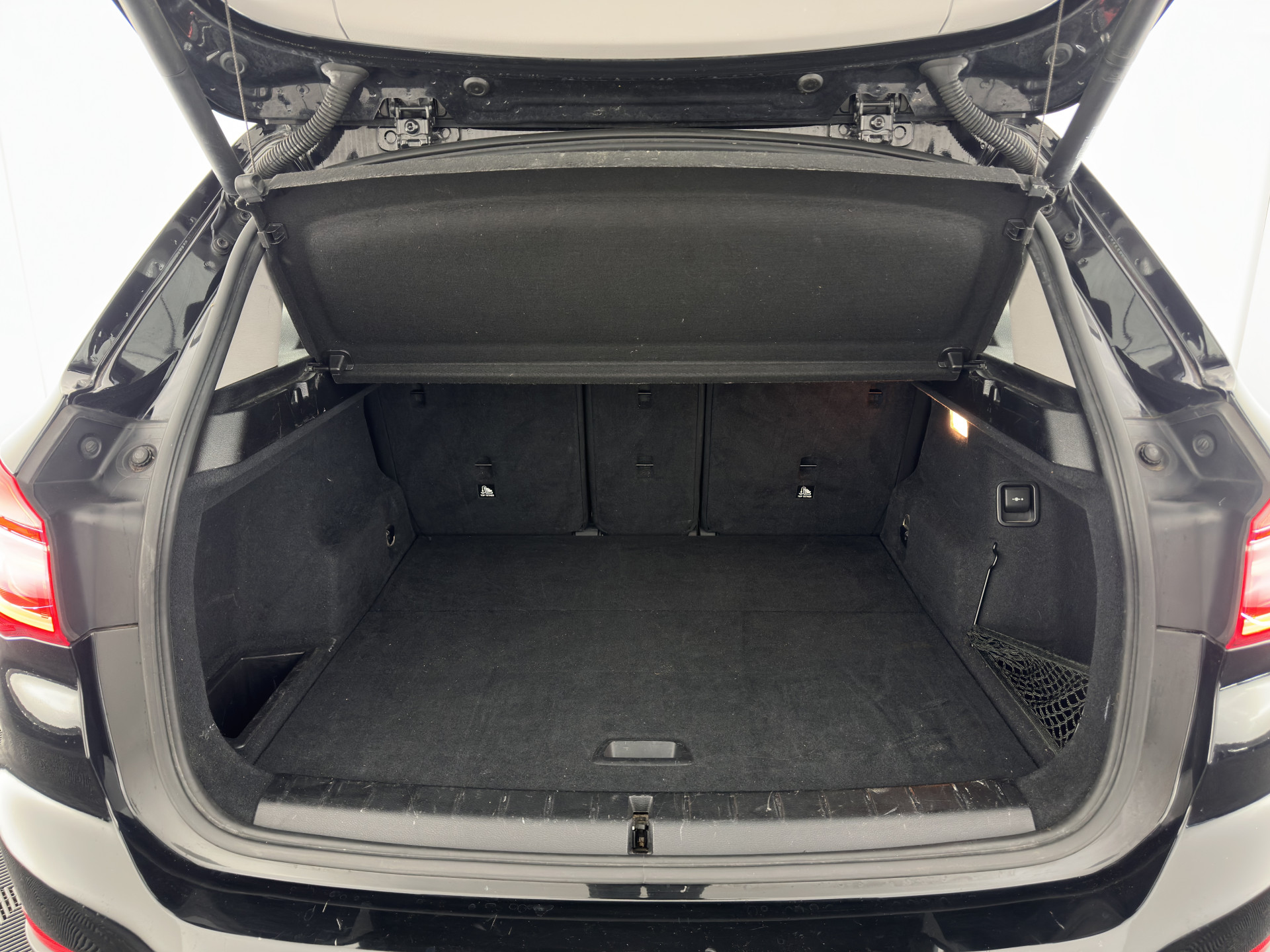 BMW X1 sDrive20i Executive (INCL-BTW) Aut. *LED-LIGHTS | NAVI-FULLMAP | COMFORT-SEATS | ECC | PDC | CRUISE | TOWBAR | 17''ALU*