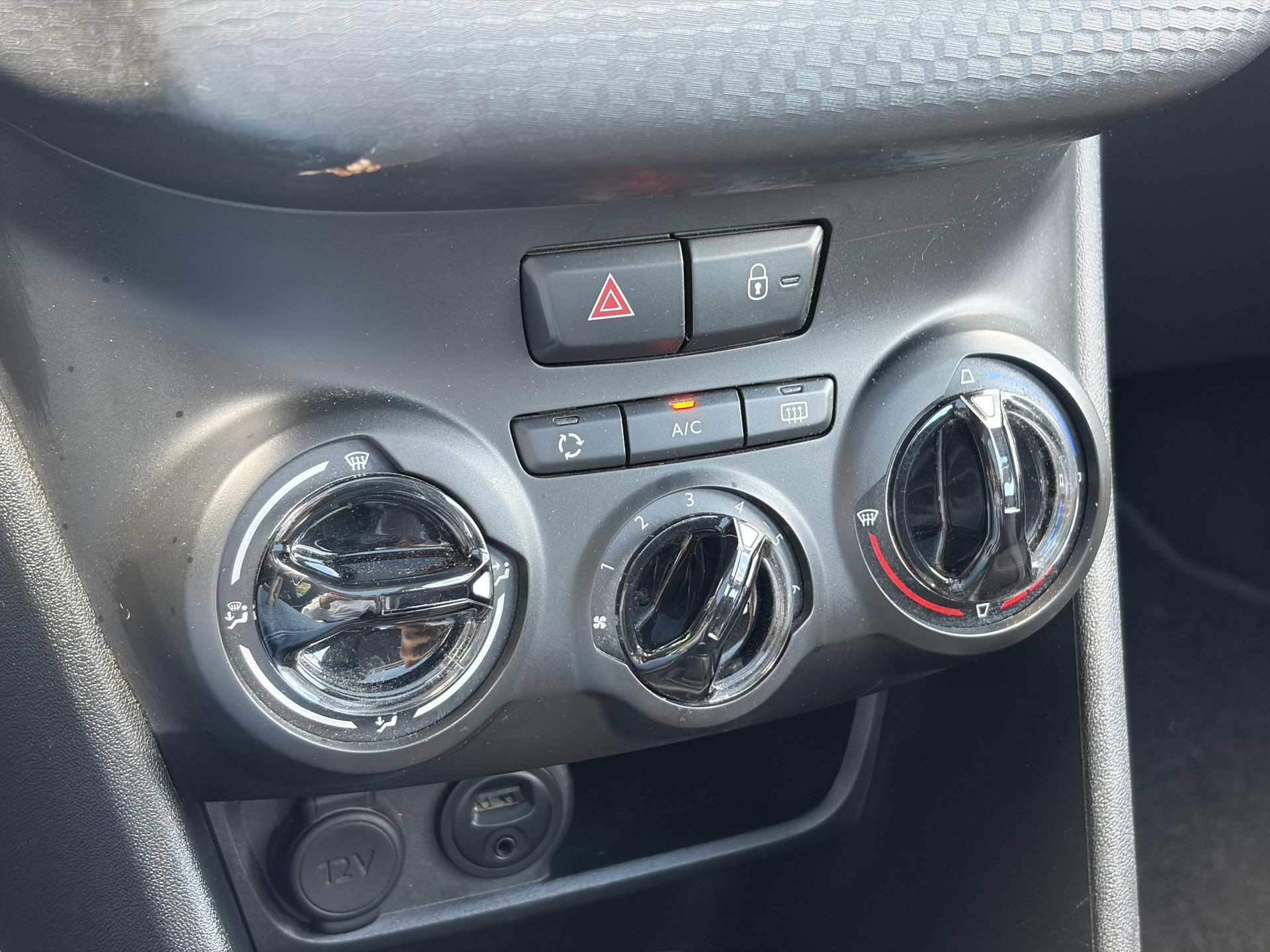 Peugeot 2008 1.2 PureTech Blue Lion D-riem vv in 2024 l Pano l Navi l 110pk l Trekhaak l Carplay l Airco l Cruise l Pdc l Recent beurt gehad l N.A.P l Apk tot 01-2027