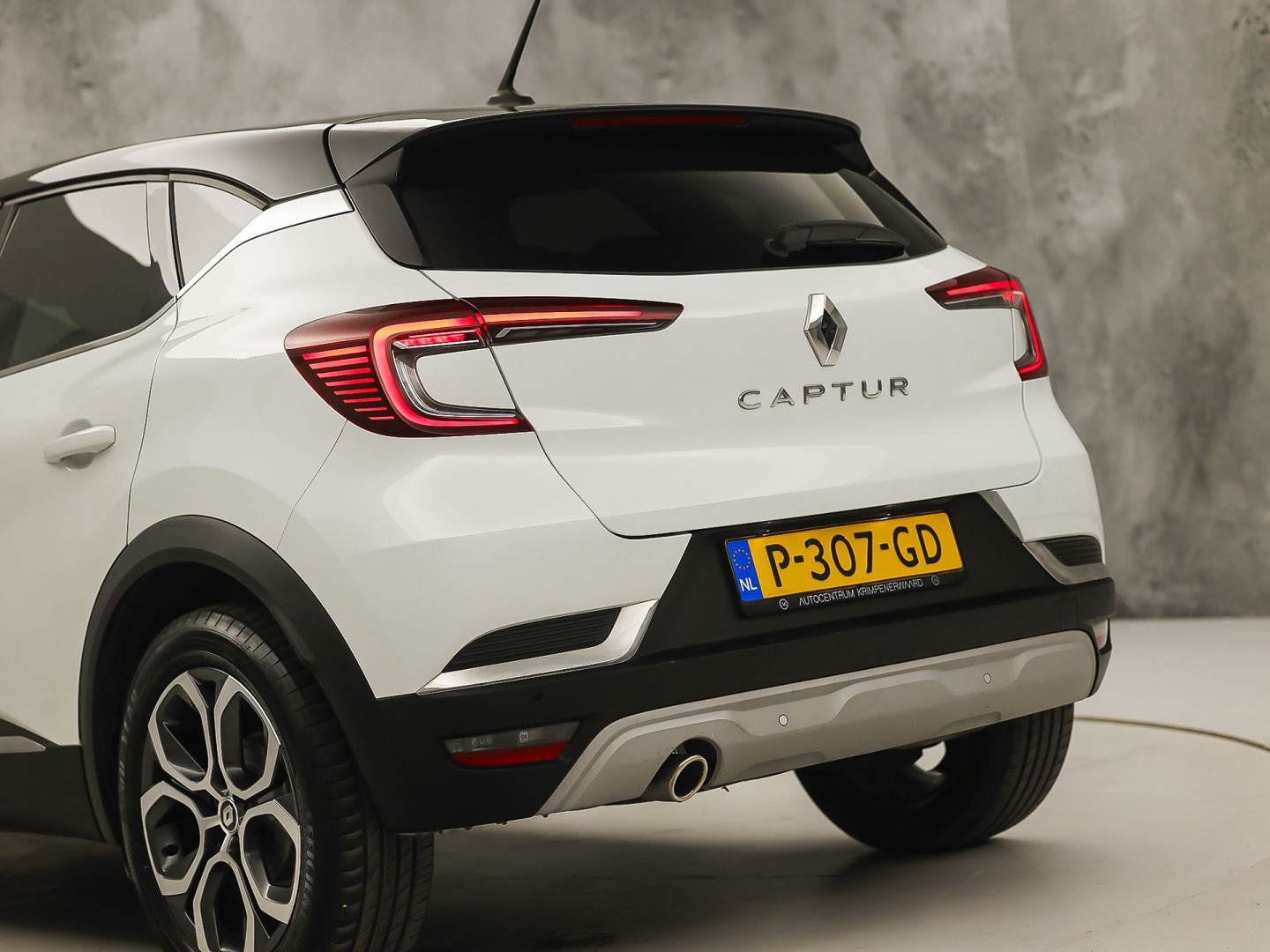 Renault Captur 1.3 TCe 140 Intens Sport 140Pk Automaat (VIRTUAL COCKPIT, APPLE CARPLAY, GROOT NAVI, CAMERA, CLIMATE, SPORTSTOELEN, LEDER, GETINT GLAS, CRUISE, NIEUWSTAAT)