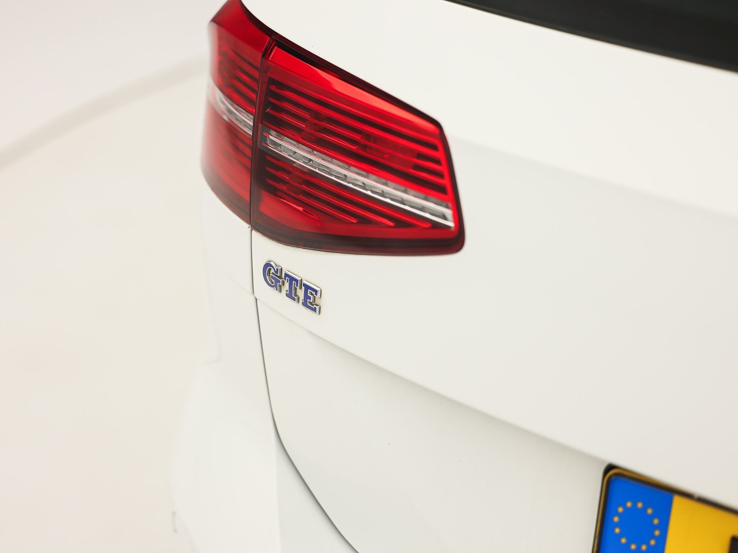 Volkswagen Passat Variant 1.4 TSI GTE HighLine Sport Automaat (PANORAMADAK, APPLE CARPLAY, SOH 77,9%, GROOT NAVI, CAMERA, TREKHAAK, KEYLESS, SPORTSTOELEN, STOELVERWARMING, GETINT GLAS, NIEUWSTAAT)