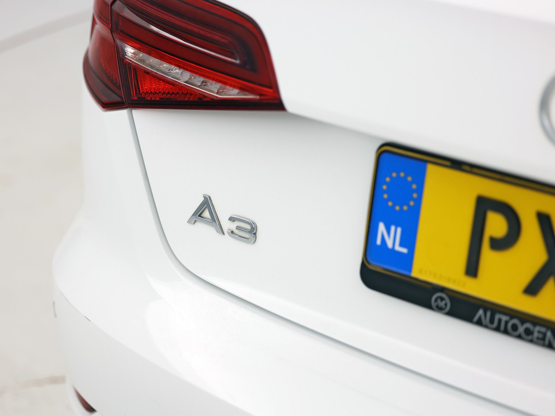 Audi A3 Sportback 1.0 TFSI Sport (GROOT NAVI, DYNAMISCHE KNIPPERLICHTEN, PARKEERSENSOREN, SPORTSTOELEN, CRUISE, LM VELGEN, BLUETOOTH, NIEUWSTAAT)