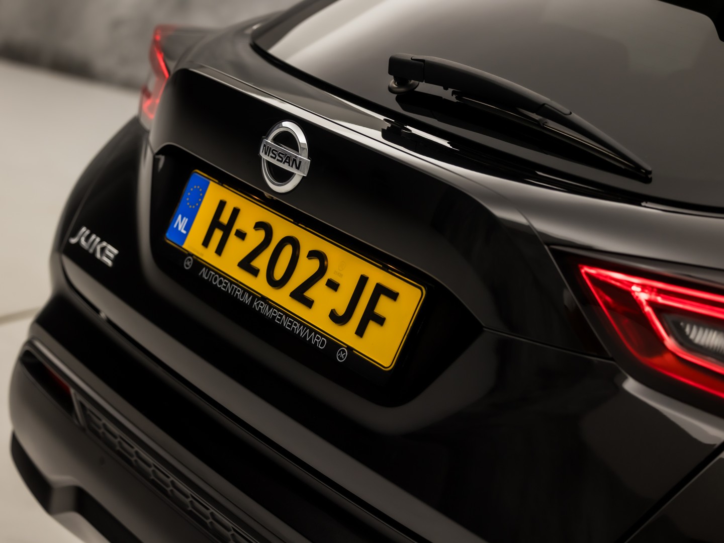 Nissan Juke 1.0 DIG-T N-Connecta Black Sport (APPLE CARPLAY, NAVIGATIE, CLIMATE, CAMERA, SPORTSTOELEN, GETINT GLAS, CRUISE, NIEUWSTAAT)