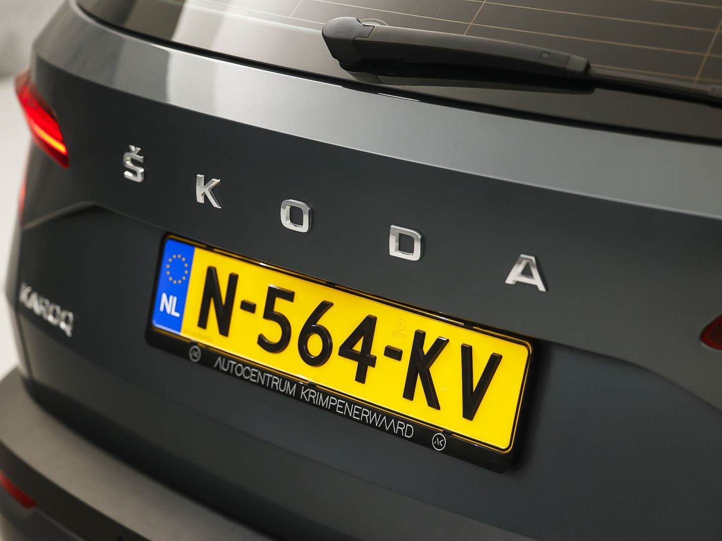 Škoda Karoq 1.5 TSI ACT Sport 150Pk (APPLE CARPLAY, CLIMATE, STOELVERWARMING, GETINT GLAS, SPORTSTOELEN, PARKEERSENSOREN, CRUISE, NIEUWSTAAT)