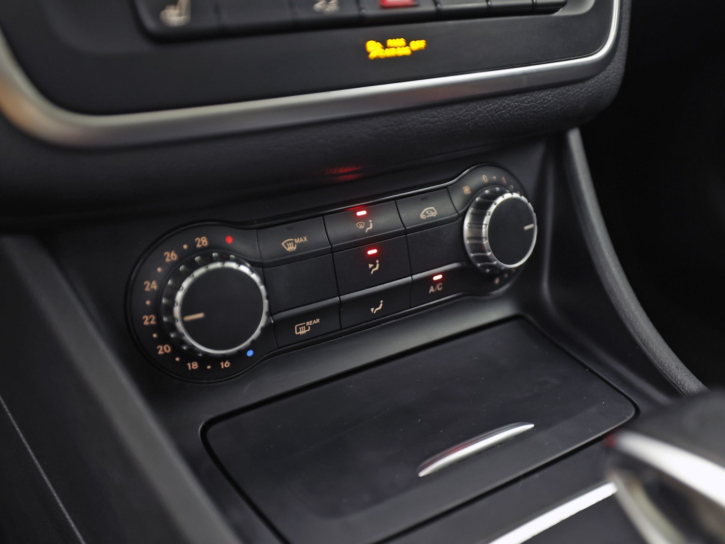 Mercedes-Benz GLA AMG 45 4MATIC Automaat 360Pk (PANORAMAKDAK, NAVIGATIE, MEMORY SEATS, KUIPSTOELEN, STOELVERWARMING, SPOILER, NIEUWE APK, NIEUWSTAAT)