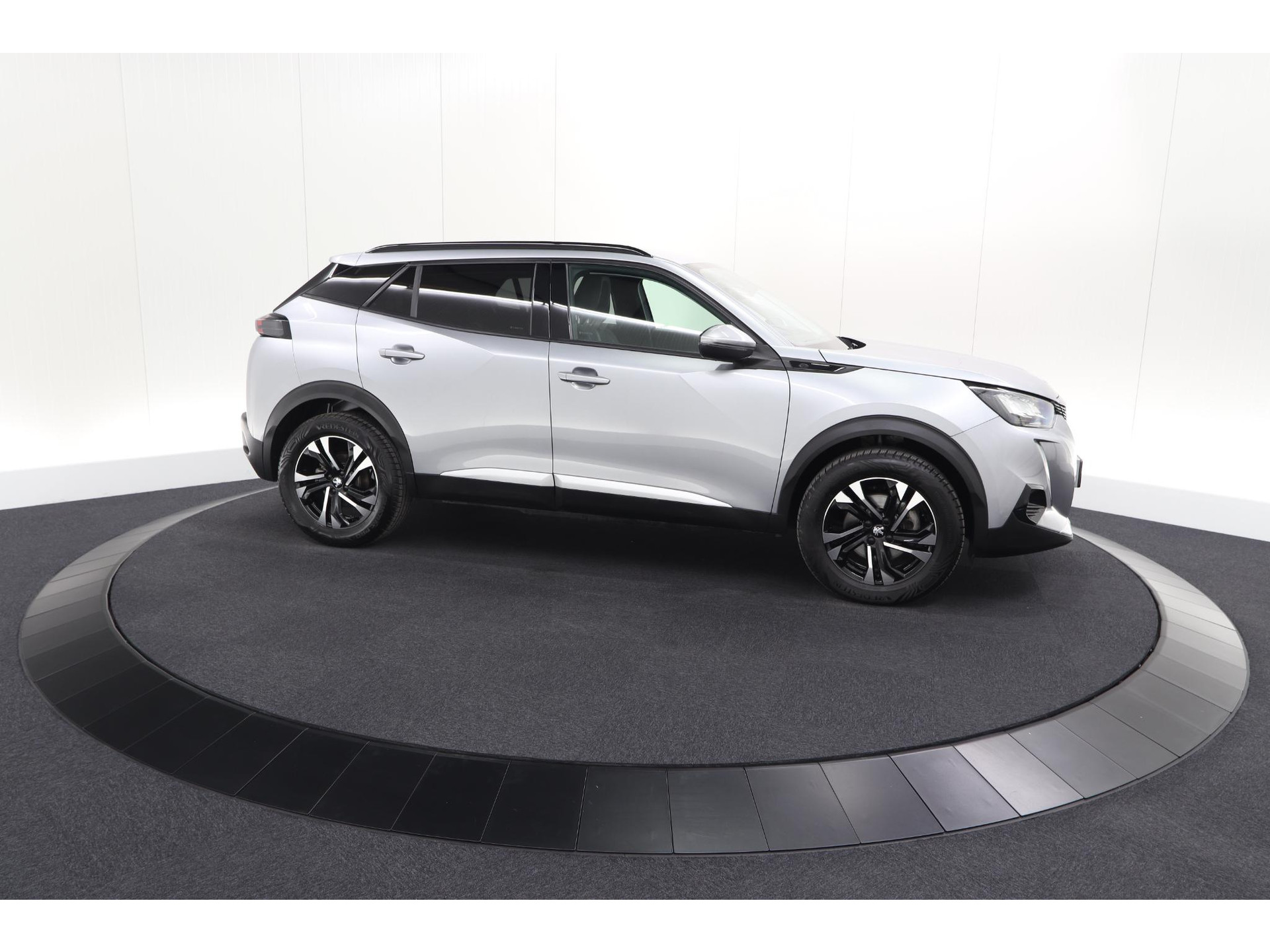 Peugeot e-2008 EV Allure 50 kWh | SOH=96.7 % | 3 Fase Laadfunctie | Camera | Navigatie | Parkeersensoren | Apple Carplay