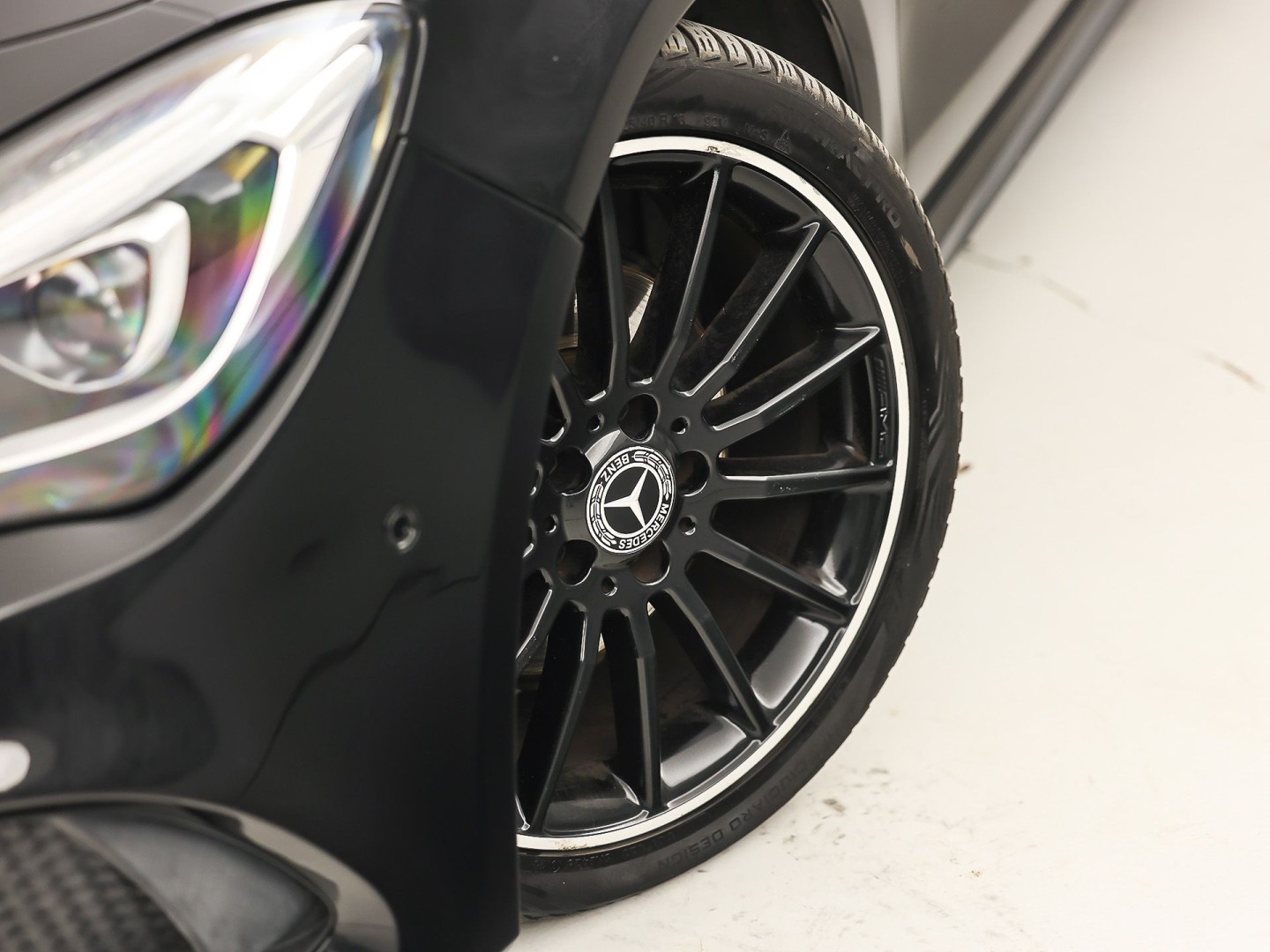 Mercedes-Benz CLA-Klasse 180 AMG Sport Automaat (PANORAMADAK, GROOT NAVI, BRUIN LEDER, CAMERA, STOELVERWARMING, SPORTSTOELEN, GETINT GLAS, DIAMOND GRILL, NIEUWE APK, NIEUWSTAAT)