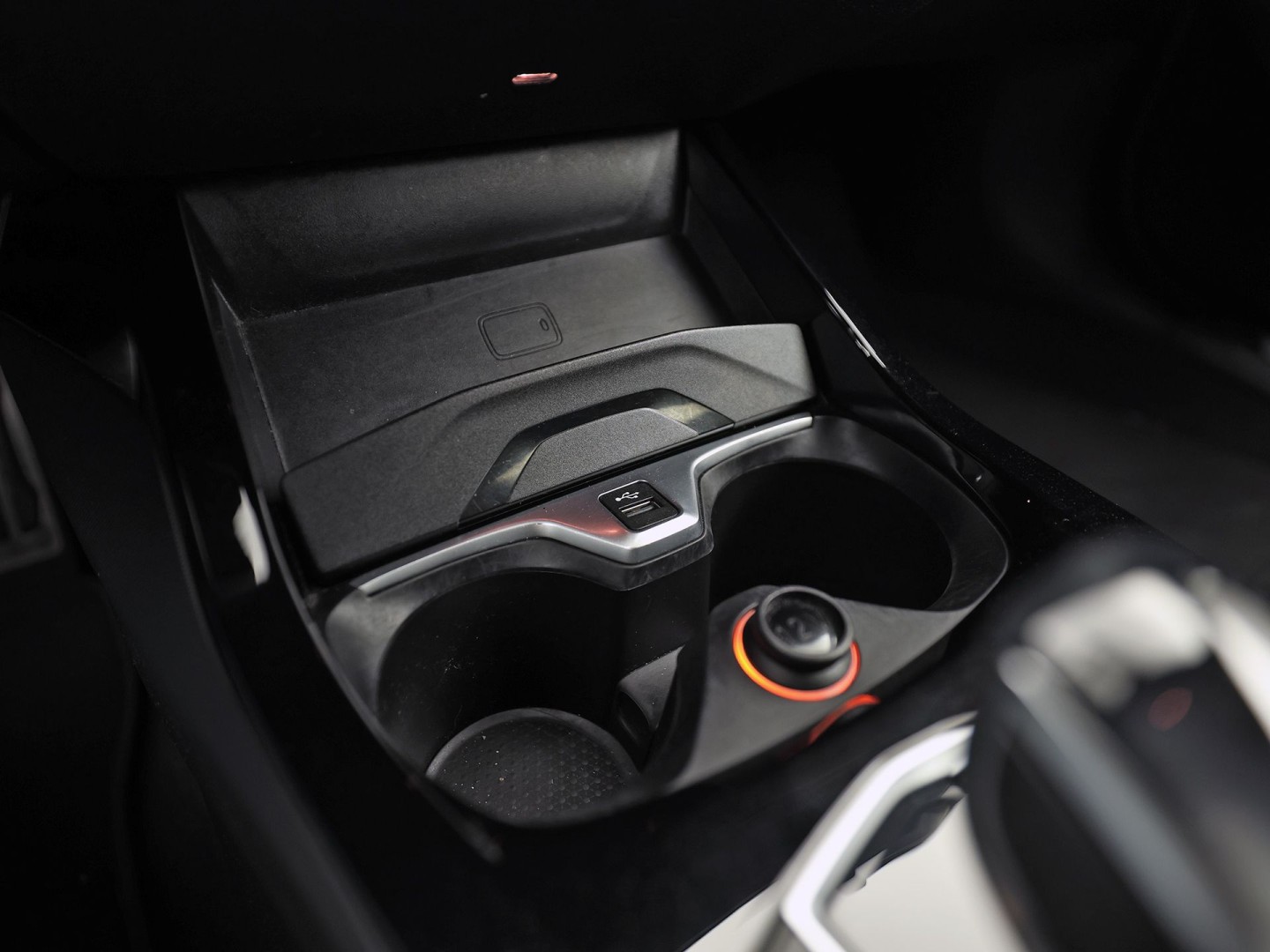 BMW 1 Serie 118i M Sport Automaat (APPLE CARPLAY, M PAKKET, GROOT NAVI, LEDER, SPORTSTOELEN, SFEERVERLICHTING, GETINT GLAS, NIEUWSTAAT)