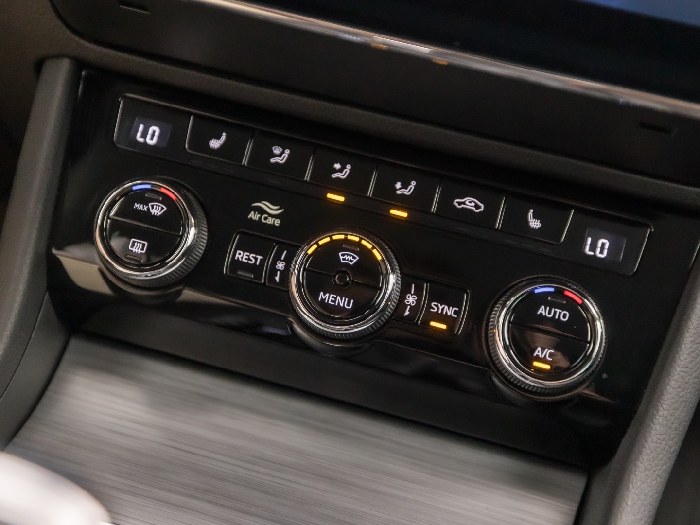 Škoda Superb Combi 1.4 TSI iV Sport 218Pk Automaat (VIRTUAL COCKPIT, APPLE CARPLAY, GROOT NAVI, MEMORY SEAT, LEDER/ALCANTARA, CAMERA, STOELVERWARMING, ADAPTIVE CRUISE, ELEK ACHTERKLEP, NIEUWSTAAT)